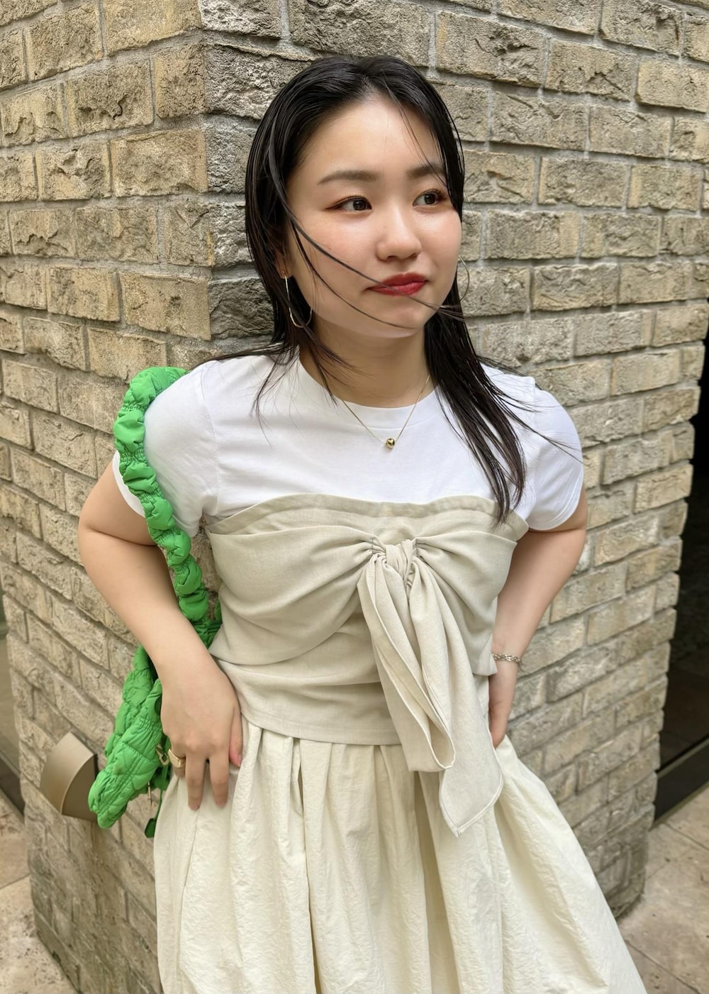 「154㎝、お出かけ、美easy、デザイントップス、きなり、スカート、着映え、Tシャツ、半袖、フレア、マキシ、サンダル、グリーン、ヒール、ストラップ」｜「VISのキルティングくしゅくしゅショルダーバッグ（ショルダーバッグ、グリーン系）」を使った、MAIさん（レディース・154cm）の春コーディネートの4枚目の写真
