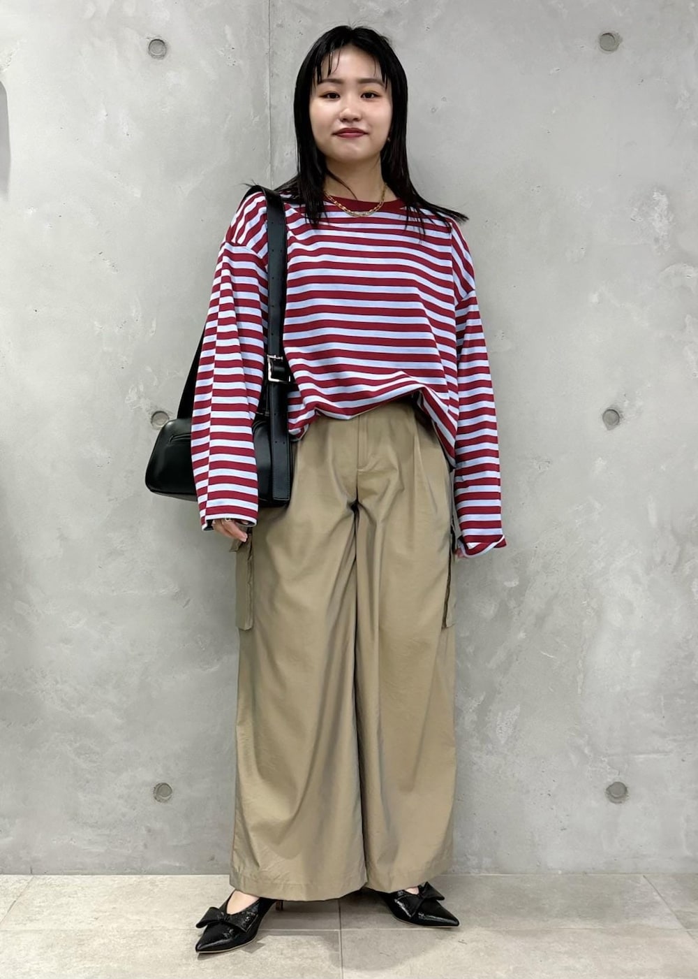 「154㎝、春コーデ、春アウター、アウター、ハンドバッグ、グリーン、ブルー、長袖、デニム、ジャケット、パンツ、ワイド、パンプス、ポインテッドトゥ、VIS」｜「VISの【追加】【180℃美人見え】ハンドルリボンワンショルダーバッグ（ハンドバッグ、グリーン系）」を使った、MAIさん（レディース・154cm）の冬コーディネートの3枚目の写真