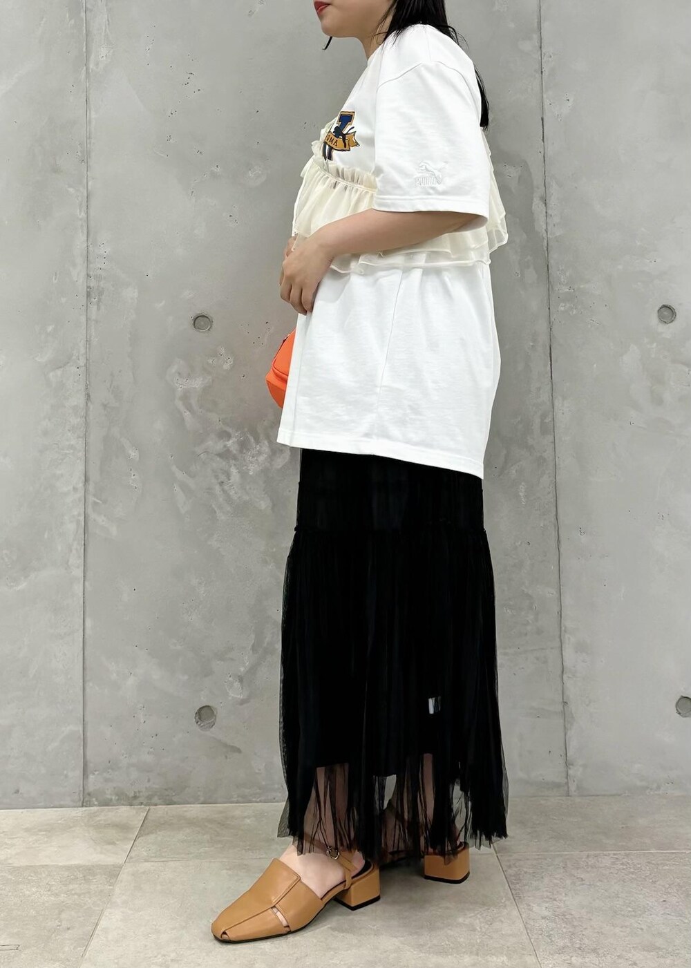 「154㎝、新作、お出かけ、24SS、PUMA、ハンドバッグ、オレンジ、Tシャツ、半袖、レース、フリル、プリント、ブラック、スカート、ロング」｜「Juzeのクローズトゥサンダル（サンダル、イエロー系）」を使った、MAIさん（レディース・154cm）の春コーディネートの3枚目の写真