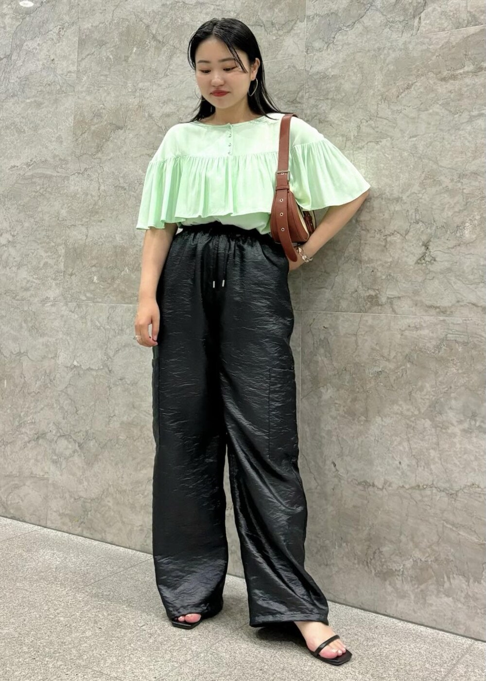 「154㎝、体型カバー、シアー、着映え、カーゴパンツ、ブラウス、半袖、グリーン、クルーネック、フリル、ブラック、パンツ、サンダル、ヒール、ストラップ」｜「Juzeのストラップヒールサンダル（サンダル、ブラック系）」を使った、MAIさん（レディース・154cm）の夏コーディネートの2枚目の写真