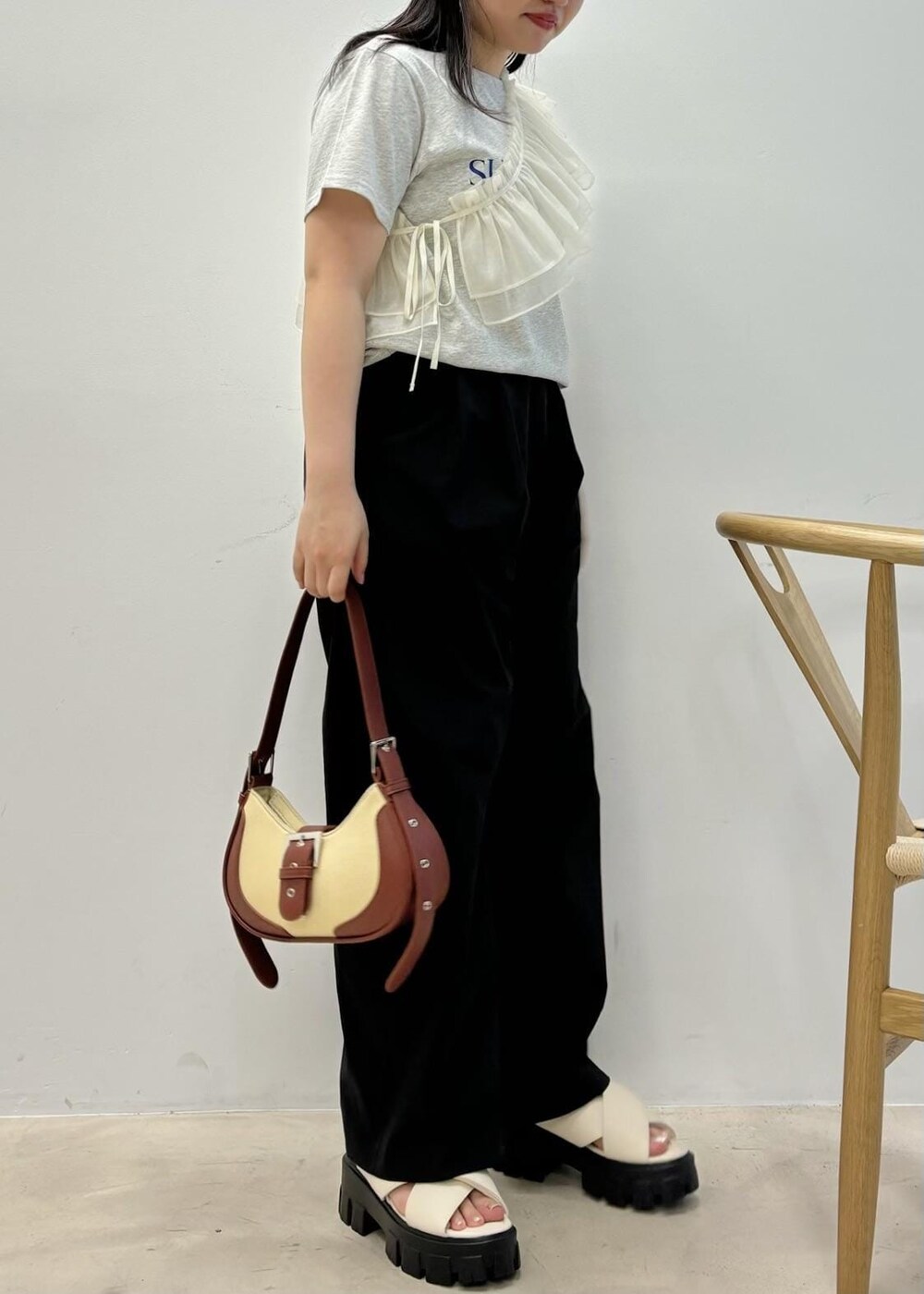 「154㎝、新作、春コーデ、フリル、サッシュ、Tシャツ、お出かけ、厚底、大人可愛い、ブラウン、ショルダーバッグ、ハンドバッグ、ミニ、半袖、ノースリーブ」｜「VISの【洗える】タックギャザーパンツ（その他パンツ、ブラック系）」を使った、MAIさん（レディース・154cm）の春コーディネートの2枚目の写真