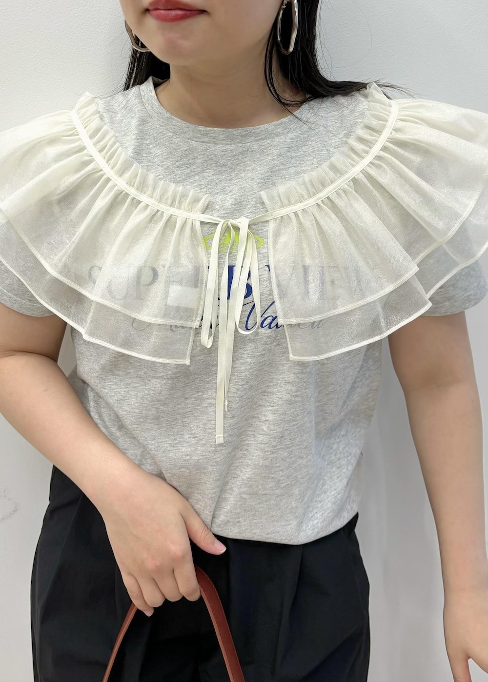 「154㎝、新作、春コーデ、フリル、サッシュ、Tシャツ、お出かけ、厚底、大人可愛い、ブラウン、ショルダーバッグ、ハンドバッグ、ミニ、半袖、ノースリーブ」｜「VISの【洗える】タックギャザーパンツ（その他パンツ、ブラック系）」を使った、MAIさん（レディース・154cm）の春コーディネートの4枚目の写真