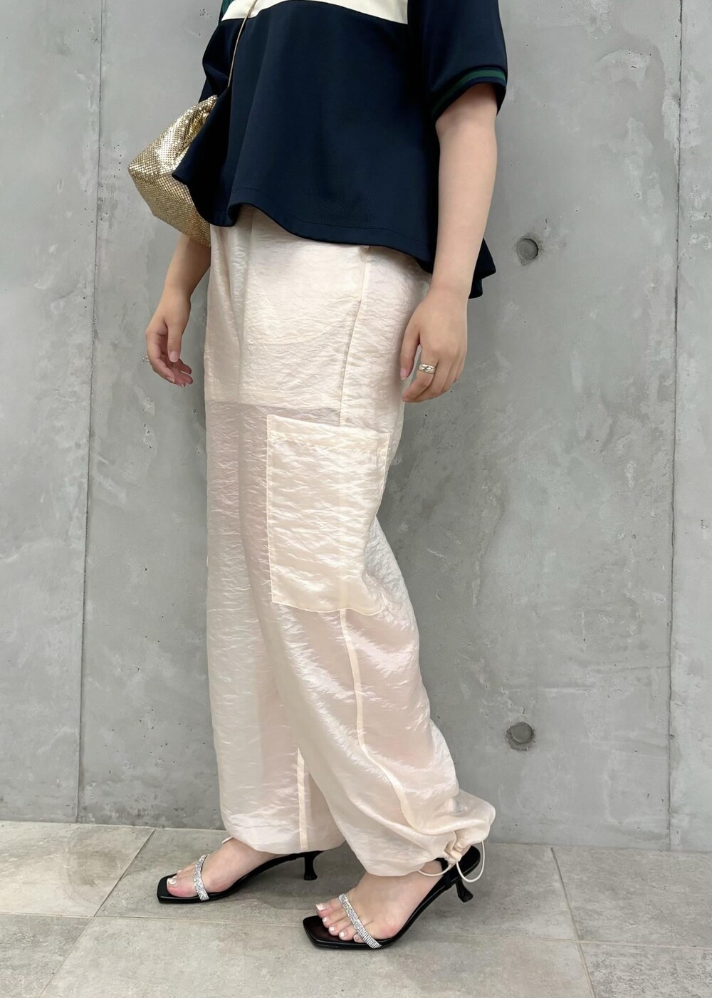「154㎝、ポロ、パンツ、ヒール、ストラップ、ストラップサンダル、初夏コーデ、夏コーデ、初秋コーデ、お出かけコーデ、スポーツミックス、大人カジュアル、パンツスタイル、体型カバー、カジュアルコーデ」｜「VISのメタルメッシュ巾着ショルダーバッグ（ショルダーバッグ、ゴールド系）」を使った、MAIさん（レディース・154cm）の夏コーディネートの10枚目の写真