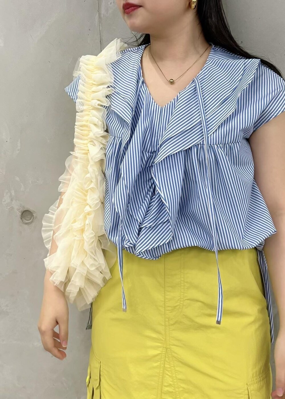 「154㎝、新作、春コーデ、グラミチ、チュール、着映え、イエロー、ショルダー、ホワイト、ブラウス、ノースリーブ、Vネック、フリル、スカート、ロング」｜「VISの【GRAMICCI/グラミチ】VIS別注 ナイロンスカート【洗える・撥水】（スカート、イエロー系）」を使った、MAIさん（レディース・154cm）の春コーディネートの5枚目の写真