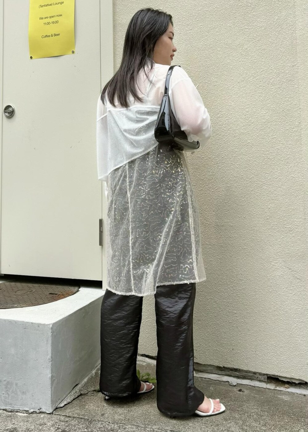 「154㎝、ワンピース、シアー、スパンコール、カーゴ、レイヤードコーデ、ホワイト、長袖、シャツ、ブラック、パンツ、ワイド、サンダル、ヒール、ストラップ」｜「Juzeのストラップヒールサンダル（サンダル、ホワイト系）」を使った、MAIさん（レディース・154cm）の夏コーディネートの3枚目の写真