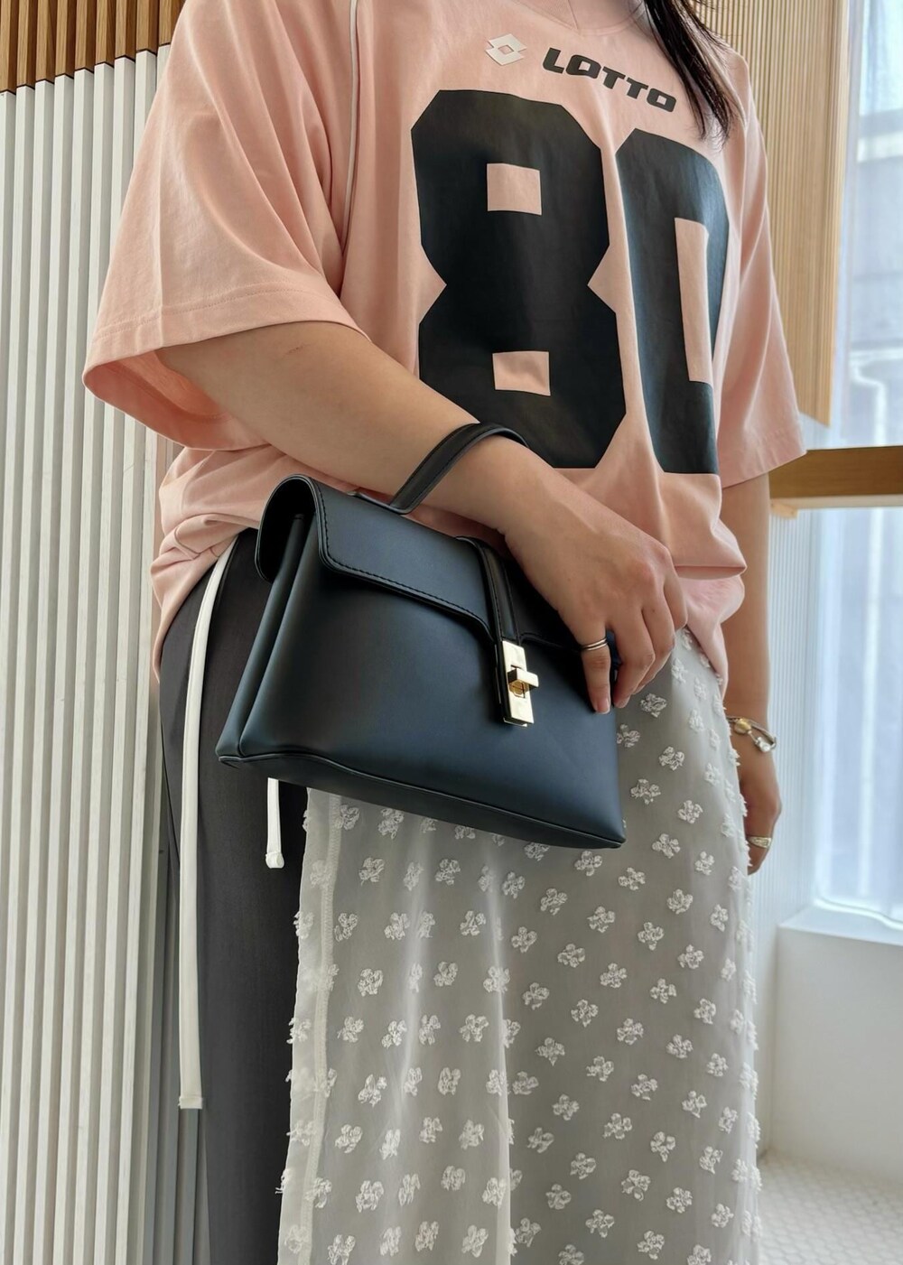 「154㎝、リラックスパンツ、コラボ、LOTTO、Tシャツ、ロゴ、半袖、プリント、グレー、パンツ、ワイド、十分丈、ストレート、サンダル、ヒール」｜「Juzeのストラップヒールサンダル（サンダル、ホワイト系）」を使った、MAIさん（レディース・154cm）の夏コーディネートの4枚目の写真