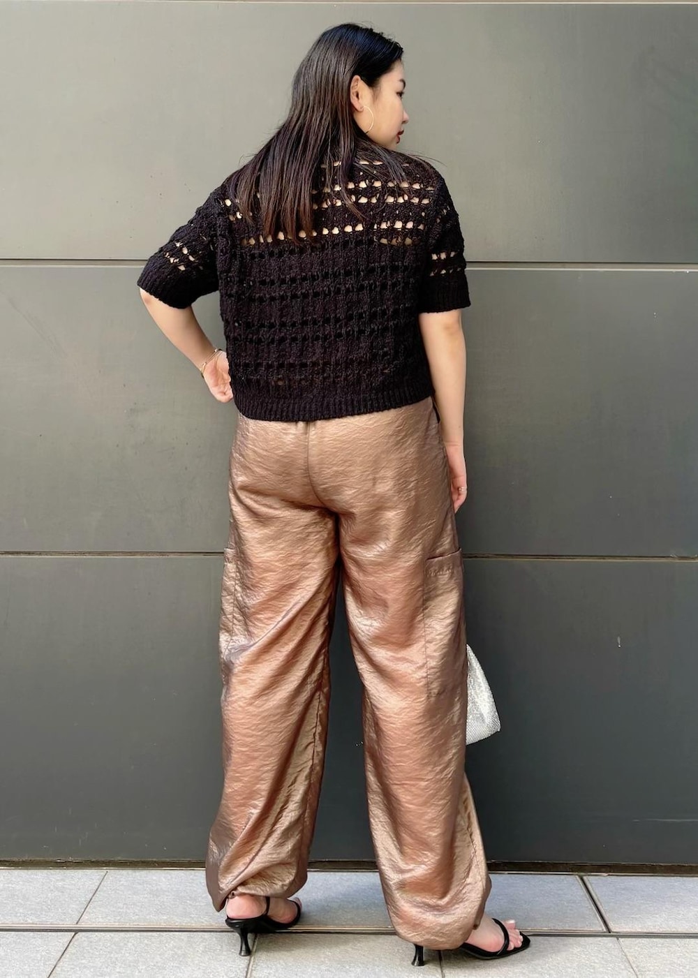 「154㎝、ポロ、シアー、カーゴパンツ、ハンドバッグ、ニット、五分袖、透かし編み、パンツ、サンダル、ヒール、ストラップ、ストラップサンダル、初秋コーデ、秋コーデ」｜「Juzeのストラップヒールサンダル（サンダル、ブラック系）」を使った、MAIさん（レディース・154cm）の夏コーディネートの3枚目の写真
