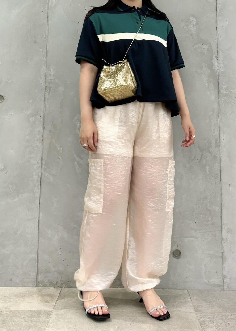 「154㎝、ポロ、パンツ、ヒール、ストラップ、ストラップサンダル、初夏コーデ、夏コーデ、初秋コーデ、お出かけコーデ、スポーツミックス、大人カジュアル、パンツスタイル、体型カバー、カジュアルコーデ」｜「VISのメタルメッシュ巾着ショルダーバッグ（ショルダーバッグ、ゴールド系）」を使った、MAIさん（レディース・154cm）の夏コーディネートの3枚目の写真