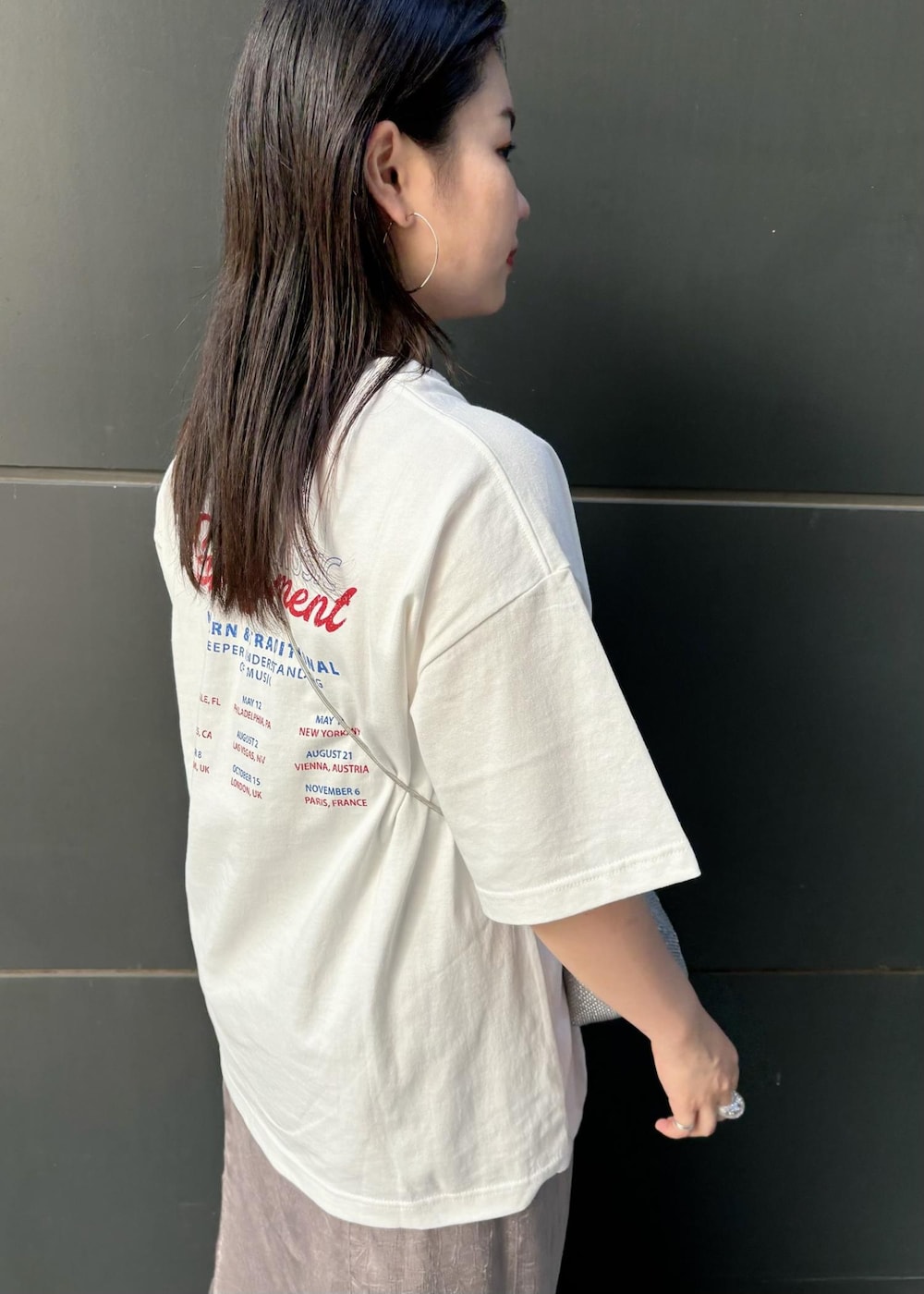 「154㎝、ショルダーバッグ、シルバー、ミニ、チェーンバッグ、ホワイト、Tシャツ、ロゴ、半袖、ヒール、ストラップ、ストラップサンダル、ローヒール、初夏コーデ、夏コーデ」｜「Juzeのストラップヒールサンダル（サンダル、ブラック系）」を使った、MAIさん（レディース・154cm）の夏コーディネートの7枚目の写真