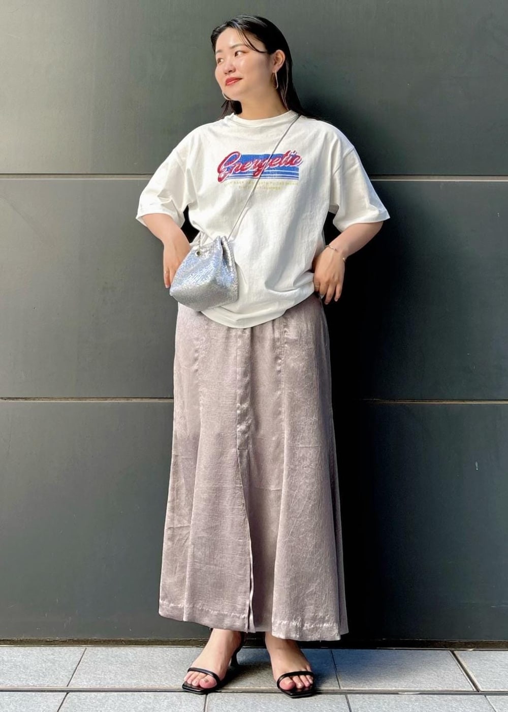 「154㎝、ショルダーバッグ、シルバー、ミニ、チェーンバッグ、ホワイト、Tシャツ、ロゴ、半袖、ヒール、ストラップ、ストラップサンダル、ローヒール、初夏コーデ、夏コーデ」｜「Juzeのストラップヒールサンダル（サンダル、ブラック系）」を使った、MAIさん（レディース・154cm）の夏コーディネートの2枚目の写真