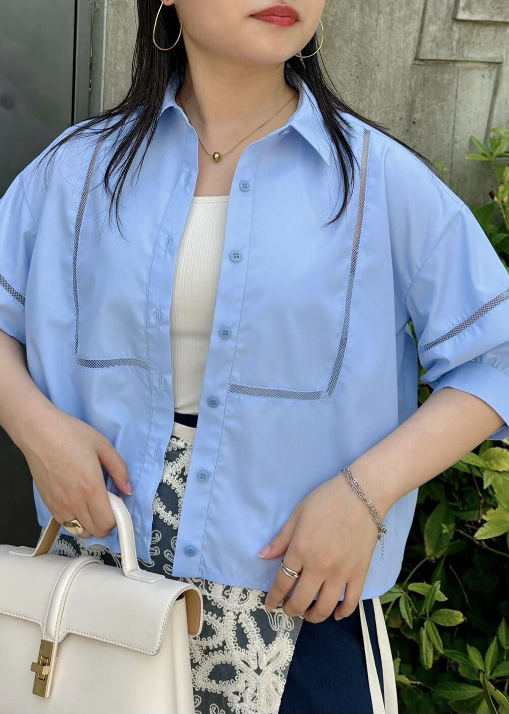 「154㎝、体型カバー、レイヤード、ハンドバッグ、ミニ、ブルー、シャツ、半袖、ライトブルー、パンツ、ネイビー、ワイド、十分丈、サンダル、ヒール」｜「VISの【追加/新色】【2WAY】ひねり金具ワンハンドルミニショルダーバッグ（ショルダーバッグ、ホワイト系）」を使った、MAIさん（レディース・154cm）の夏コーディネートの5枚目の写真