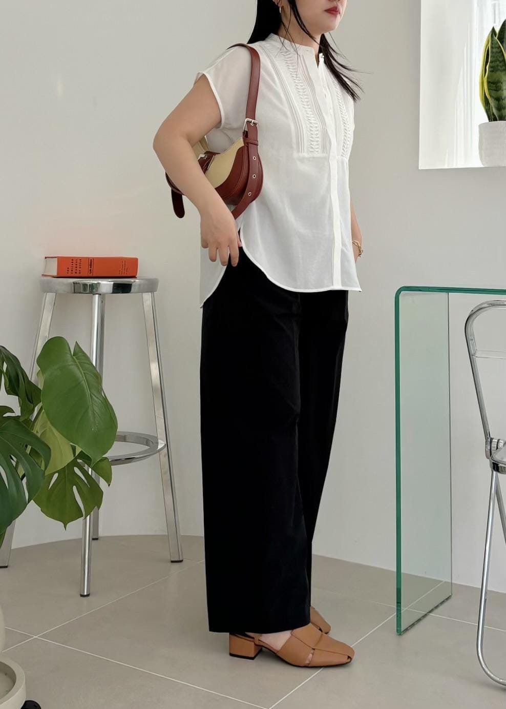 「154㎝、フレンチスリーブ、トップス、着映え、ホワイト、ブラウス、パンツ、ワイド、ブラウン、サンダル、ローヒール、VIS、通勤、オフィスカジュアル、機能素材」｜「Juzeのクローズトゥサンダル（サンダル、イエロー系）」を使った、MAIさん（レディース・154cm）の春コーディネートの3枚目の写真