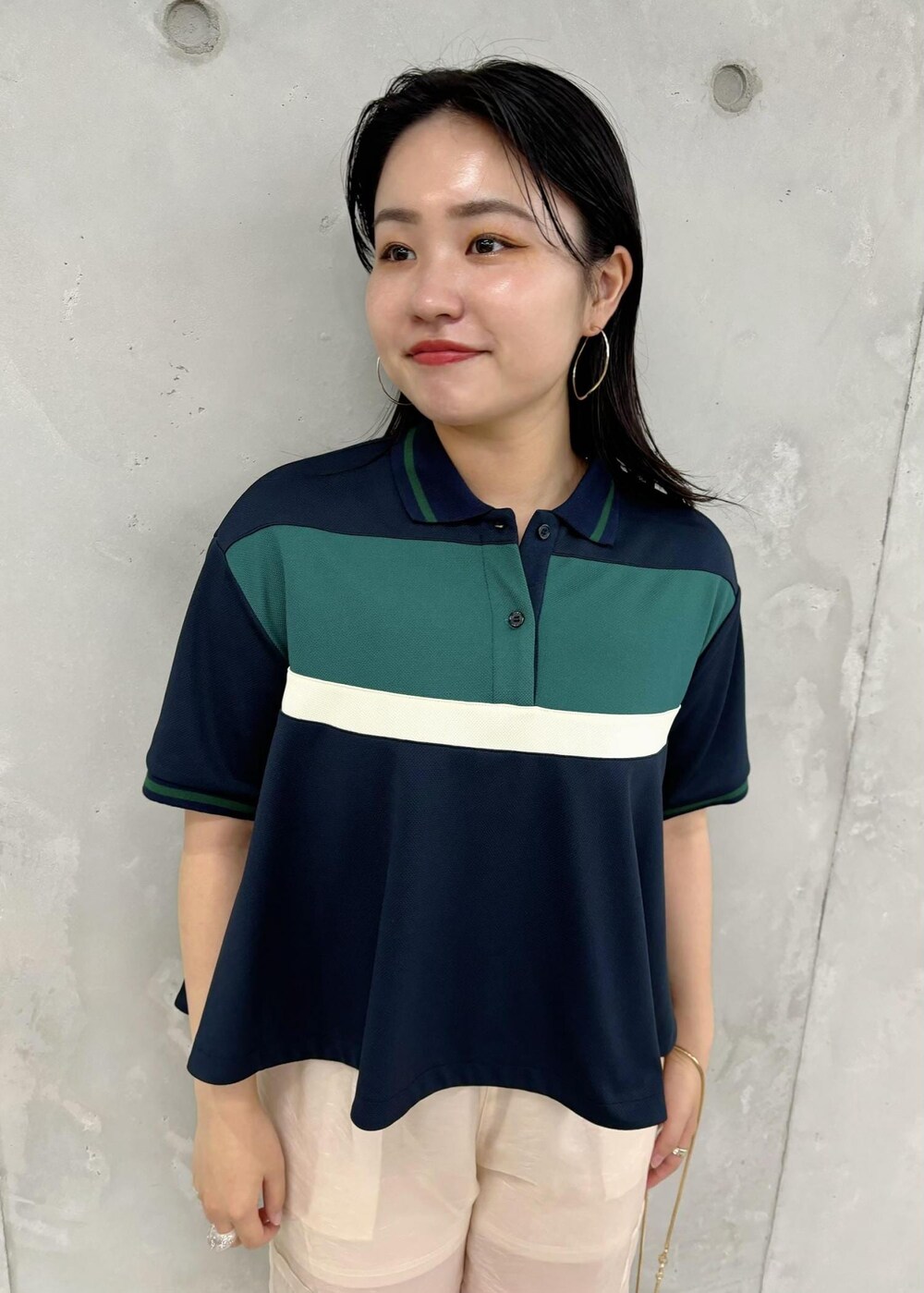 「154㎝、ポロ、パンツ、ヒール、ストラップ、ストラップサンダル、初夏コーデ、夏コーデ、初秋コーデ、お出かけコーデ、スポーツミックス、大人カジュアル、パンツスタイル、体型カバー、カジュアルコーデ」｜「VISのメタルメッシュ巾着ショルダーバッグ（ショルダーバッグ、ゴールド系）」を使った、MAIさん（レディース・154cm）の夏コーディネートの5枚目の写真