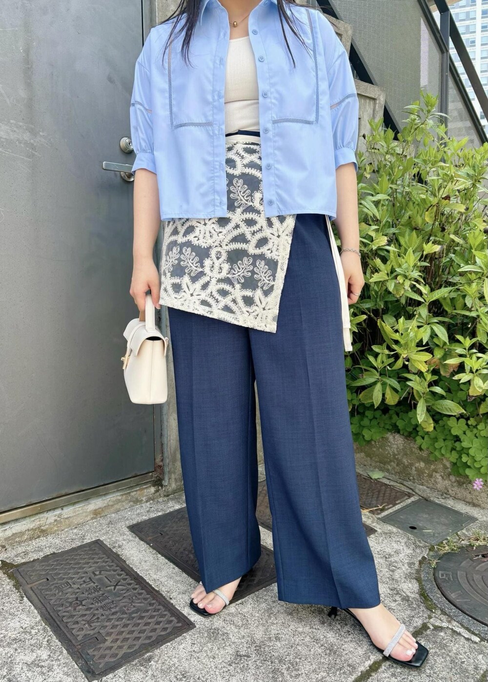「154㎝、体型カバー、レイヤード、ハンドバッグ、ミニ、ブルー、シャツ、半袖、ライトブルー、パンツ、ネイビー、ワイド、十分丈、サンダル、ヒール」｜「VISの【追加/新色】【2WAY】ひねり金具ワンハンドルミニショルダーバッグ（ショルダーバッグ、ホワイト系）」を使った、MAIさん（レディース・154cm）の夏コーディネートの4枚目の写真