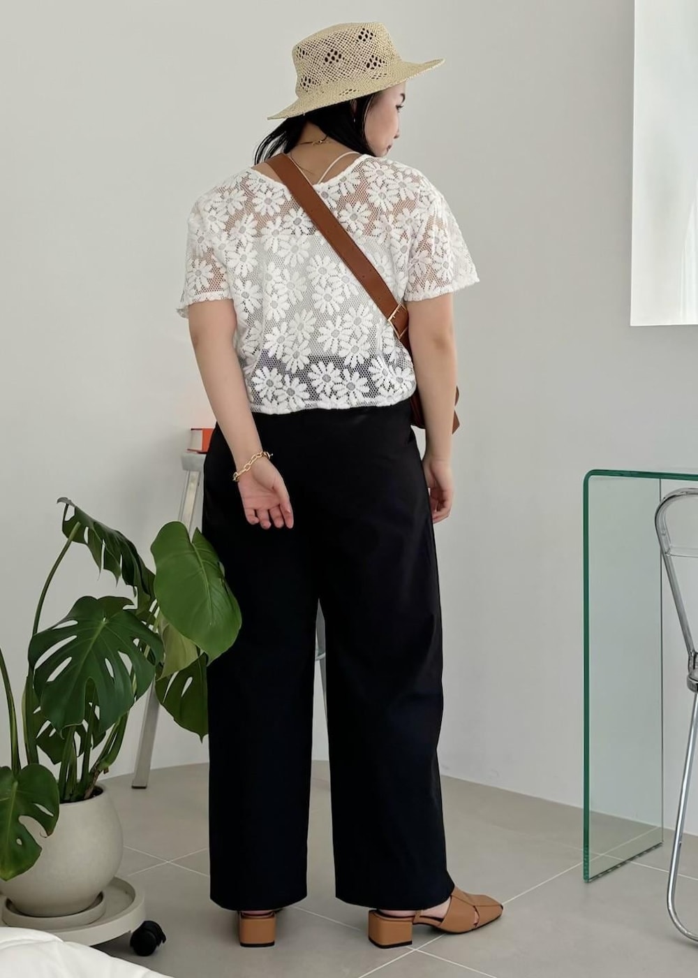 「154㎝、着映え、花柄、フェス、お出かけ、レース、ブラウス、ベージュ、ハット、つば広ハット、バケットハット、ショルダーバッグ、キャメル、ボディバッグ、ホワイト」｜「VISの横長ショルダーバッグ（ショルダーバッグ、ブラウン系）」を使った、MAIさん（レディース・154cm）の春コーディネートの3枚目の写真