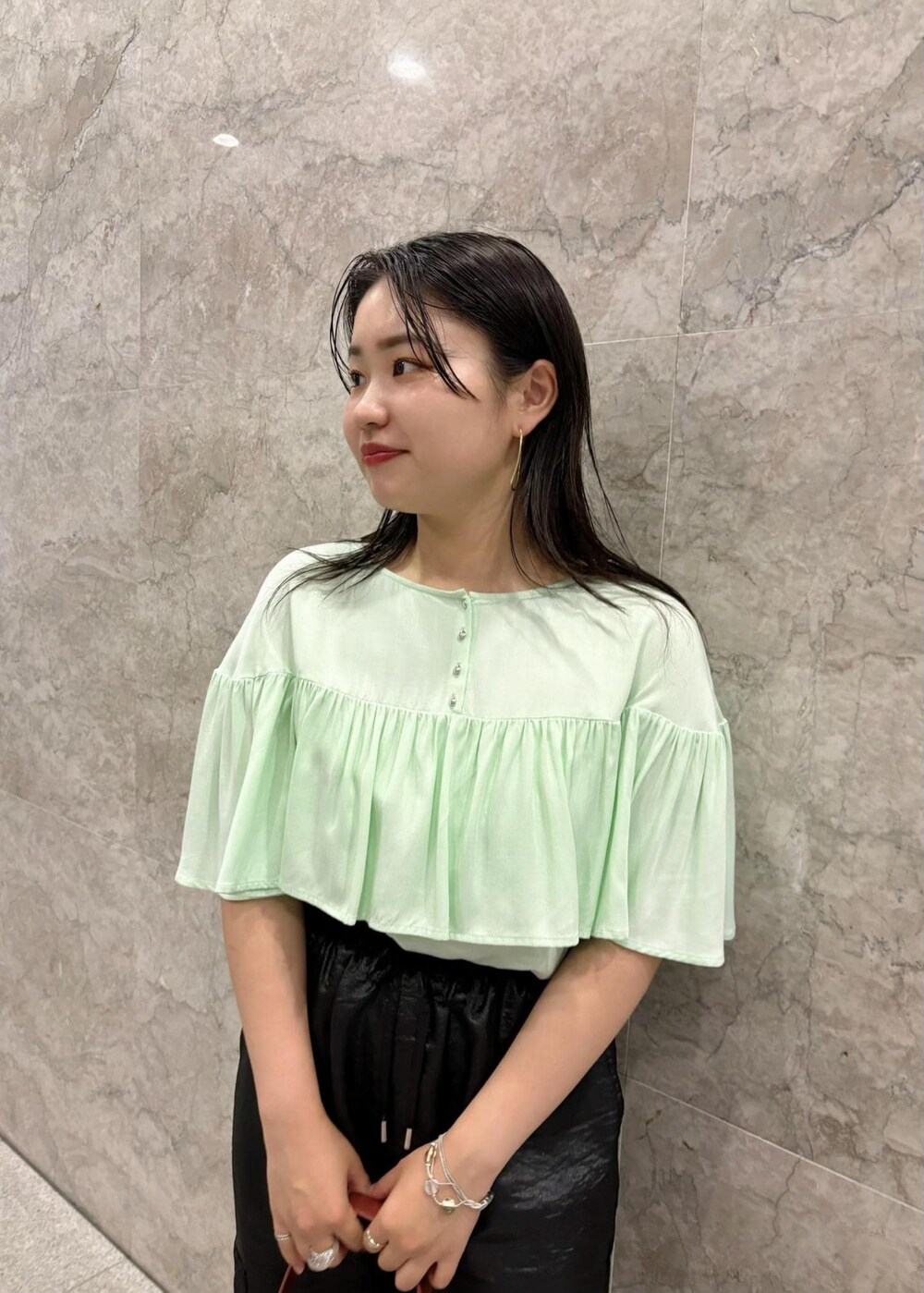 「154㎝、体型カバー、シアー、着映え、カーゴパンツ、ブラウス、半袖、グリーン、クルーネック、フリル、ブラック、パンツ、サンダル、ヒール、ストラップ」｜「Juzeのストラップヒールサンダル（サンダル、ブラック系）」を使った、MAIさん（レディース・154cm）の夏コーディネートの5枚目の写真