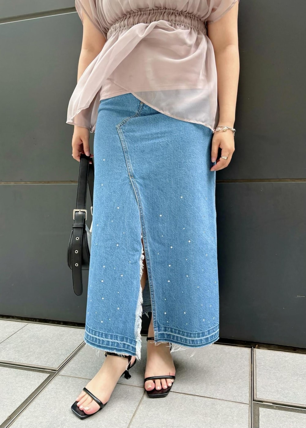 「154㎝、体型カバー、タイトスカート、ハンドバッグ、ミニ、ブラウス、半袖、クルーネック、シフォン、シアー、フレンチスリーブ、ピンクベージュ、パンツ、ブルー、デニム」｜「Juzeのストラップヒールサンダル（サンダル、ブラック系）」を使った、MAIさん（レディース・154cm）の夏コーディネートの4枚目の写真