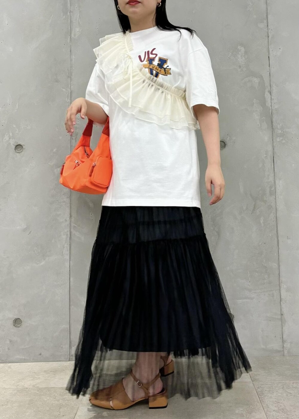 「154㎝、新作、お出かけ、24SS、PUMA、ハンドバッグ、オレンジ、Tシャツ、半袖、レース、フリル、プリント、ブラック、スカート、ロング」｜「Juzeのクローズトゥサンダル（サンダル、イエロー系）」を使った、MAIさん（レディース・154cm）の春コーディネートの2枚目の写真