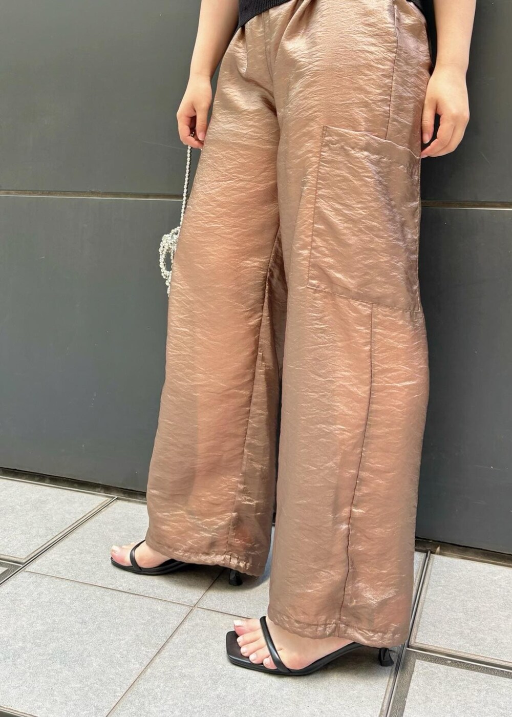 「154㎝、カーゴパンツ、シアー、オーガンジー、着映え、ブラウン、ハンドバッグ、ブラック、リブ、スクエアネック、パンツ、VIS、低身長、骨格ストレート、ブルベ」｜「Juzeのストラップヒールサンダル（サンダル、ブラック系）」を使った、MAIさん（レディース・154cm）の夏コーディネートの6枚目の写真