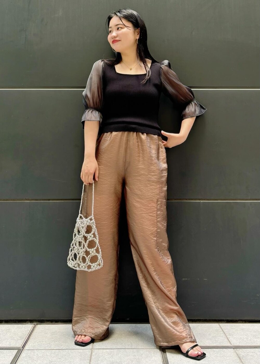 「154㎝、カーゴパンツ、シアー、オーガンジー、着映え、ブラウン、ハンドバッグ、ブラック、リブ、スクエアネック、パンツ、VIS、低身長、骨格ストレート、ブルベ」｜「Juzeのストラップヒールサンダル（サンダル、ブラック系）」を使った、MAIさん（レディース・154cm）の夏コーディネートの2枚目の写真