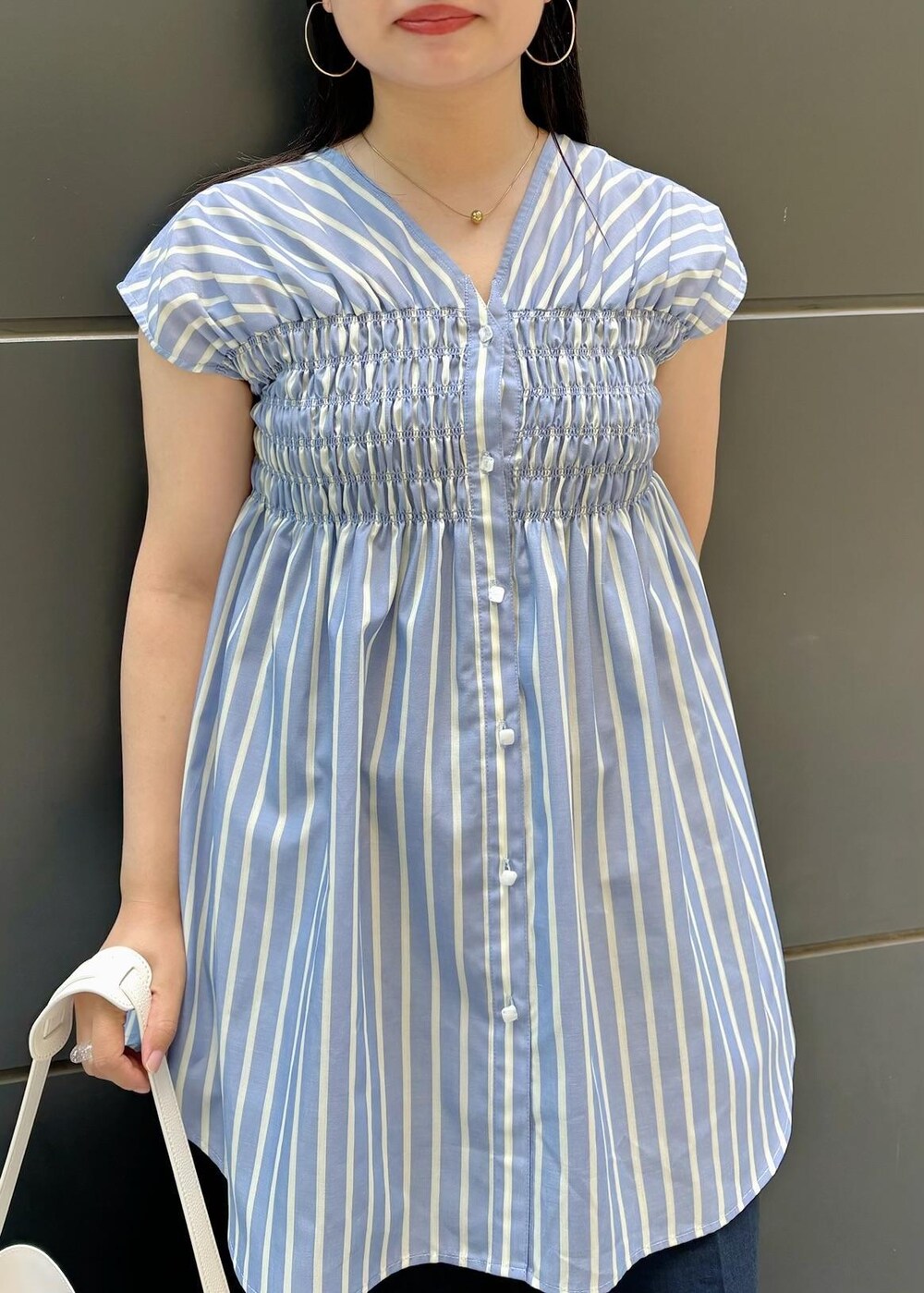 「154㎝、美easy、リラックスパンツ、ハートカットバッグ、ハートバッグ、ホワイト、トートバッグ、ブルー、ブラウス、Vネック、ストライプ、フレンチスリーブ、パンツ、ネイビー、ワイド」｜「VISの【接触冷感・洗える】美easyリネンライクワイドパンツ（スラックス、ブルー系）」を使った、MAIさん（レディース・154cm）の夏コーディネートの4枚目の写真