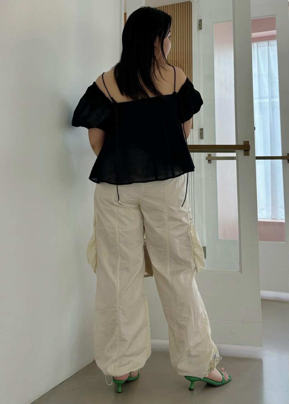 「154㎝、オフショル、LOTTO、コラボアイテム、カーゴパンツ、ハンドバッグ、ミニ、巾着、ブラック、ブラウス、半袖、パンツ、サンダル、グリーン、ヒール」｜「Juzeのストラップヒールサンダル（サンダル、グリーン系）」を使った、MAIさん（レディース・154cm）の夏コーディネートの3枚目の写真