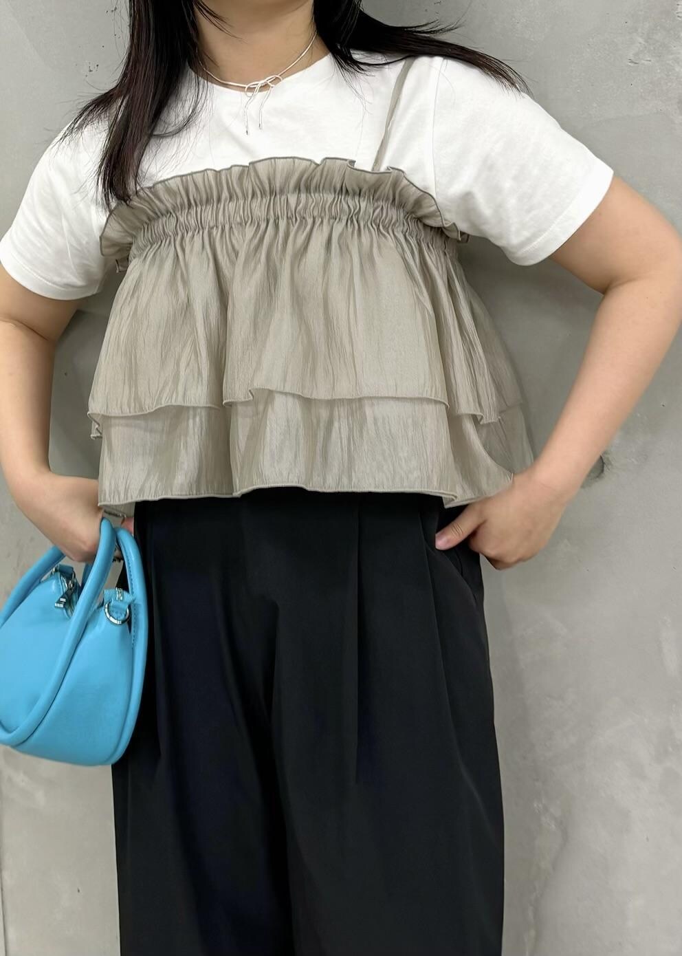 「154㎝、春コーデ、新作、Tシャツ、フリル、レイヤード、ブルー、ハンドバッグ、ミニ、ホワイト、キャミソール、ビスチェ、ブラック、パンツ、ワイド」｜「VISのチェーンリボンネックレス（ネックレス、シルバー系）」を使った、MAIさん（レディース・154cm）の春コーディネートの2枚目の写真