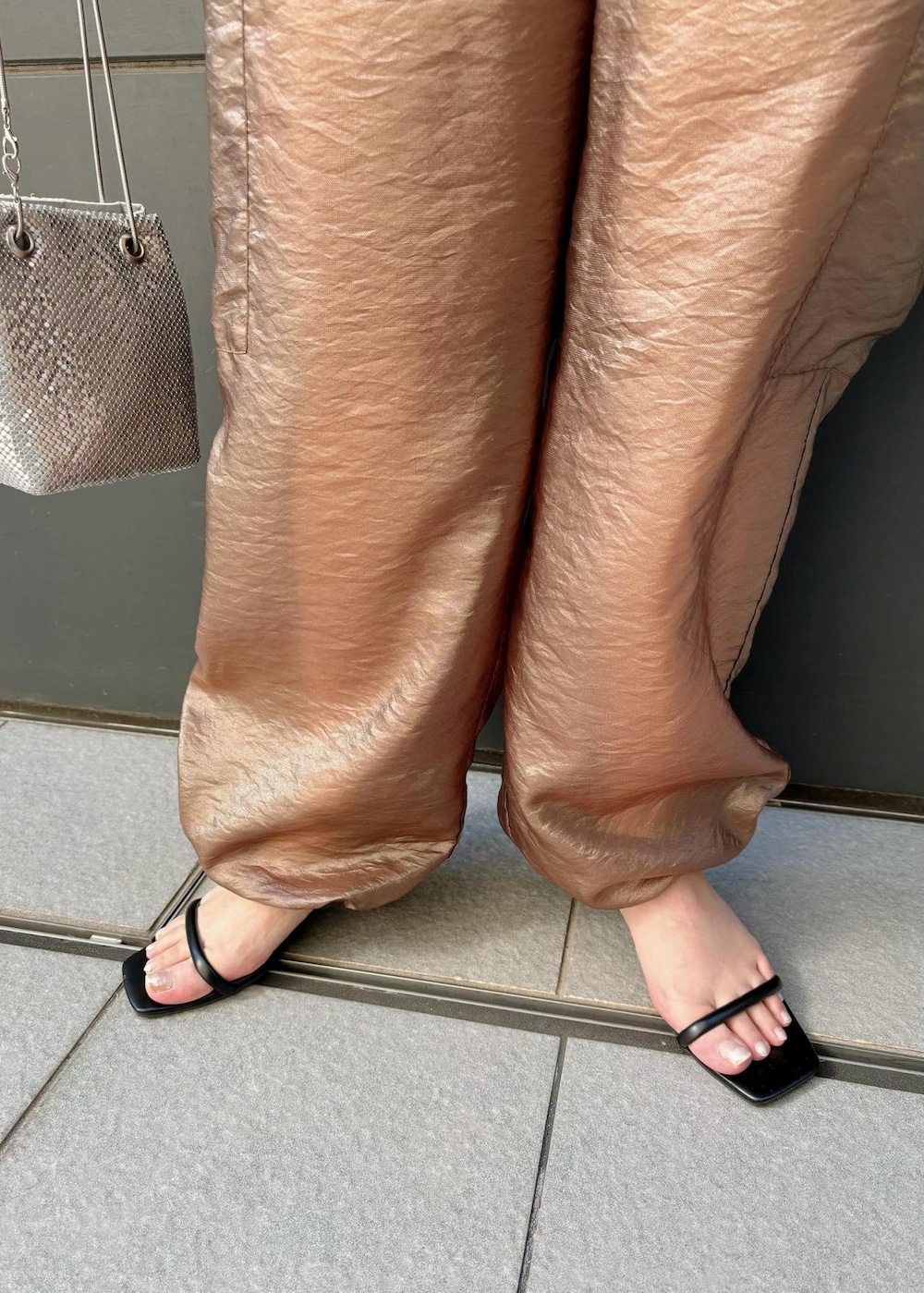 「154㎝、ポロ、シアー、カーゴパンツ、ハンドバッグ、ニット、五分袖、透かし編み、パンツ、サンダル、ヒール、ストラップ、ストラップサンダル、初秋コーデ、秋コーデ」｜「Juzeのストラップヒールサンダル（サンダル、ブラック系）」を使った、MAIさん（レディース・154cm）の夏コーディネートの5枚目の写真