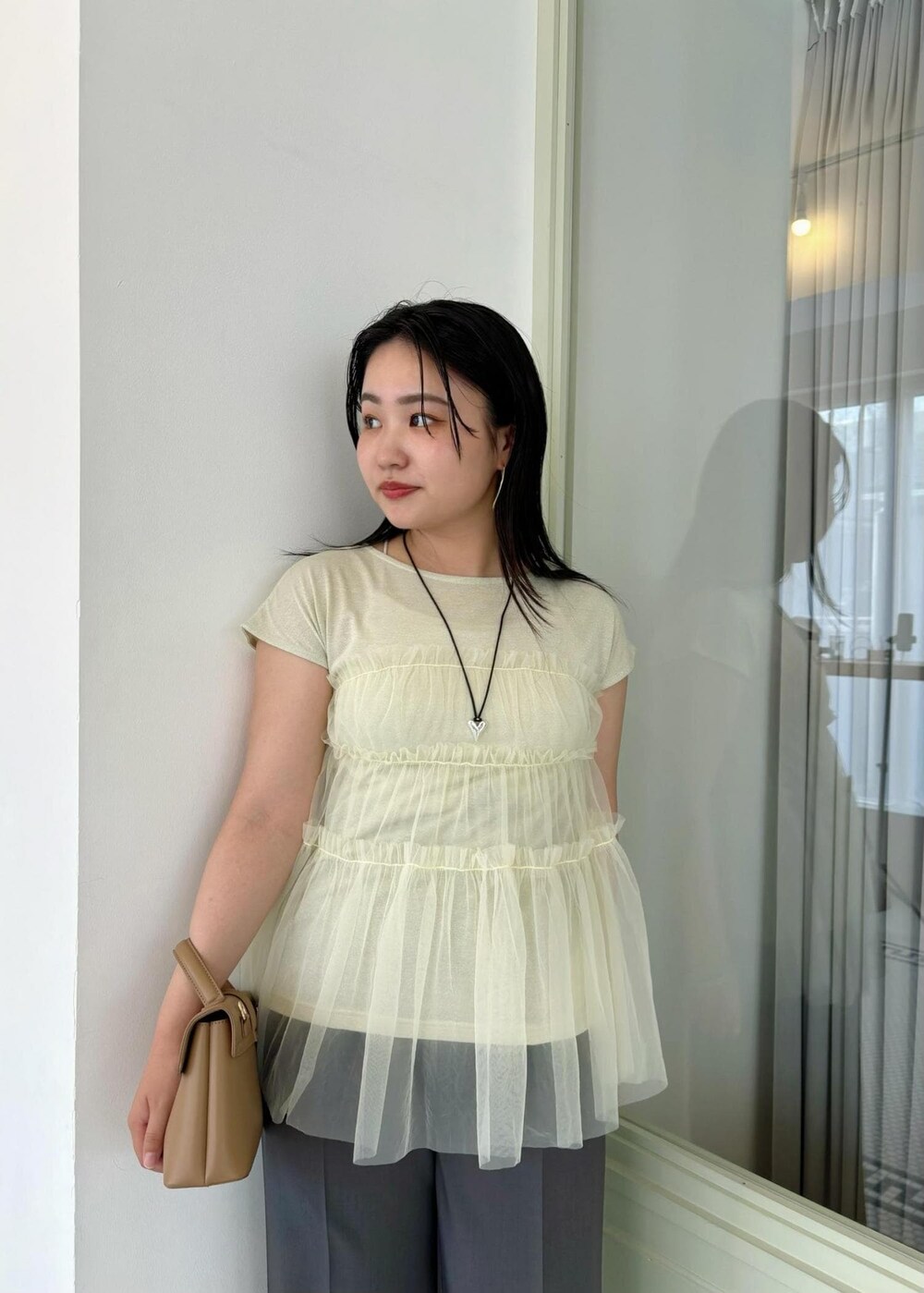 「154㎝、チュール、ラメ、チュニック、ブラウス、カットソー、半袖、クルーネック、フレンチスリーブ、パンツ、グレー、ワイド、タック、ストレート、チャコールグレー」｜「Juzeのストラップヒールサンダル（サンダル、ホワイト系）」を使った、MAIさん（レディース・154cm）の夏コーディネートの5枚目の写真