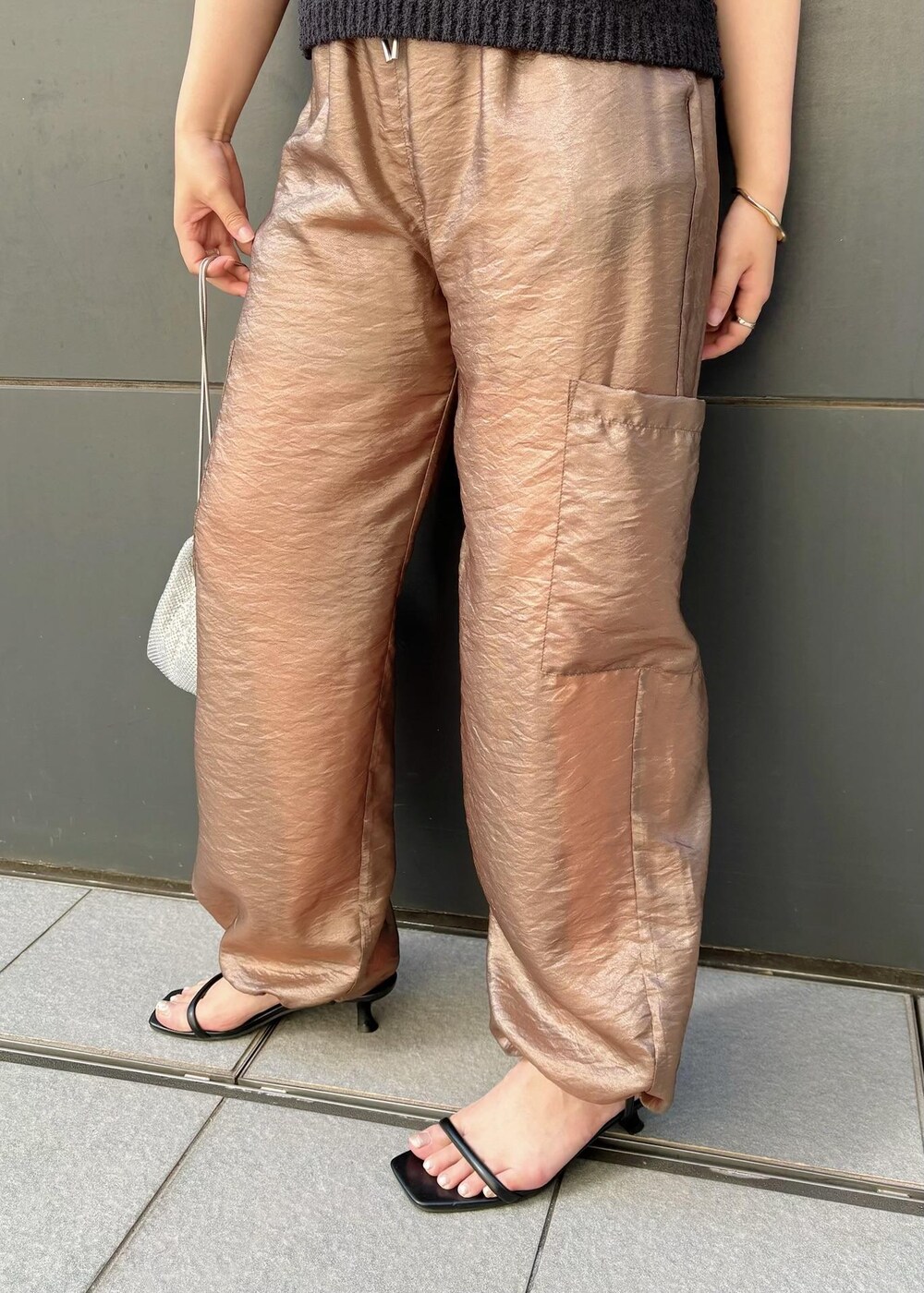 「154㎝、ポロ、シアー、カーゴパンツ、ハンドバッグ、ニット、五分袖、透かし編み、パンツ、サンダル、ヒール、ストラップ、ストラップサンダル、初秋コーデ、秋コーデ」｜「Juzeのストラップヒールサンダル（サンダル、ブラック系）」を使った、MAIさん（レディース・154cm）の夏コーディネートの4枚目の写真