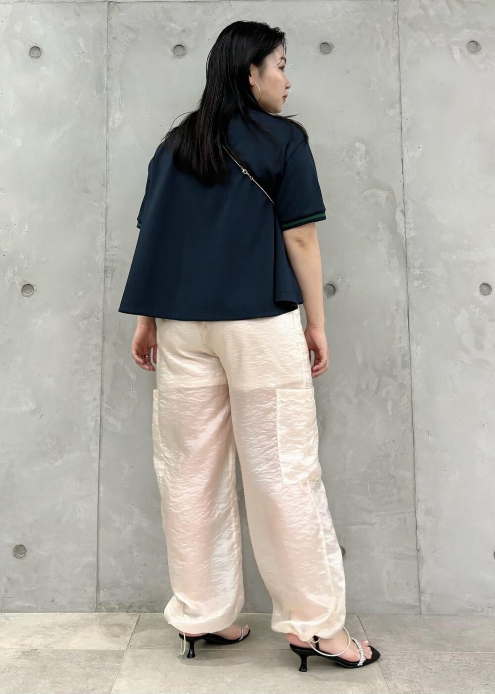 「154㎝、ポロ、パンツ、ヒール、ストラップ、ストラップサンダル、初夏コーデ、夏コーデ、初秋コーデ、お出かけコーデ、スポーツミックス、大人カジュアル、パンツスタイル、体型カバー、カジュアルコーデ」｜「VISのメタルメッシュ巾着ショルダーバッグ（ショルダーバッグ、ゴールド系）」を使った、MAIさん（レディース・154cm）の夏コーディネートの4枚目の写真