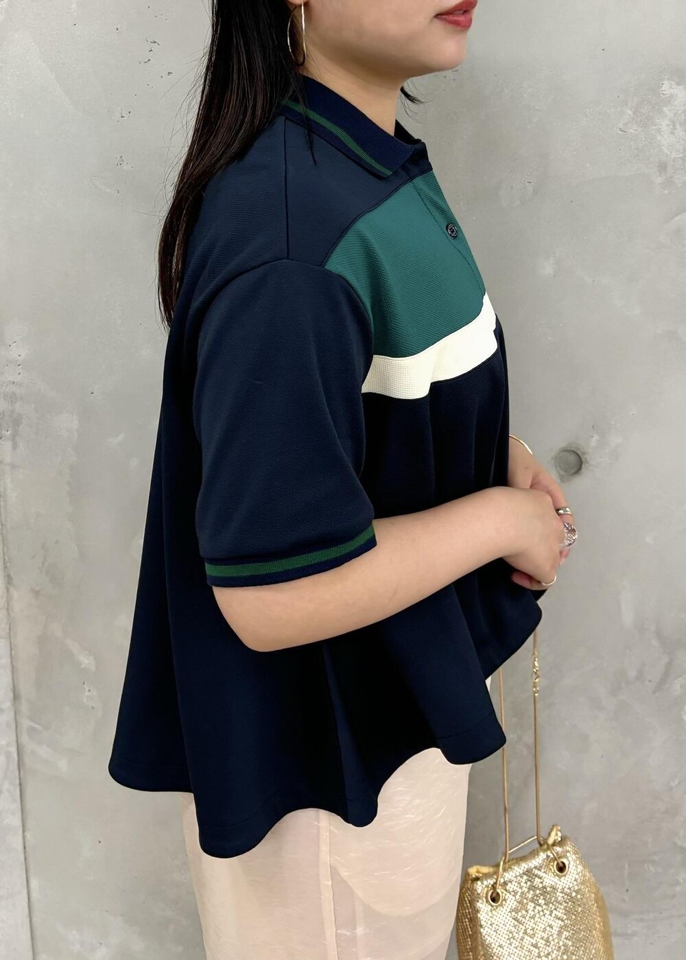 「154㎝、ポロ、パンツ、ヒール、ストラップ、ストラップサンダル、初夏コーデ、夏コーデ、初秋コーデ、お出かけコーデ、スポーツミックス、大人カジュアル、パンツスタイル、体型カバー、カジュアルコーデ」｜「VISのメタルメッシュ巾着ショルダーバッグ（ショルダーバッグ、ゴールド系）」を使った、MAIさん（レディース・154cm）の夏コーディネートの6枚目の写真