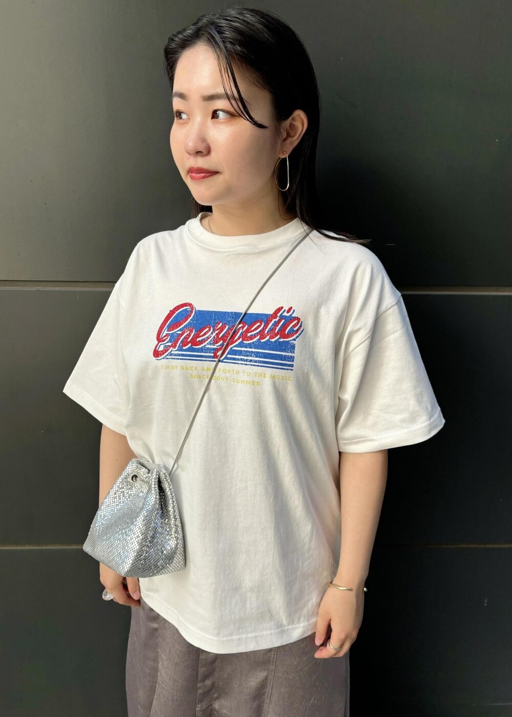 「154㎝、ショルダーバッグ、シルバー、ミニ、チェーンバッグ、ホワイト、Tシャツ、ロゴ、半袖、ヒール、ストラップ、ストラップサンダル、ローヒール、初夏コーデ、夏コーデ」｜「Juzeのストラップヒールサンダル（サンダル、ブラック系）」を使った、MAIさん（レディース・154cm）の夏コーディネートの5枚目の写真