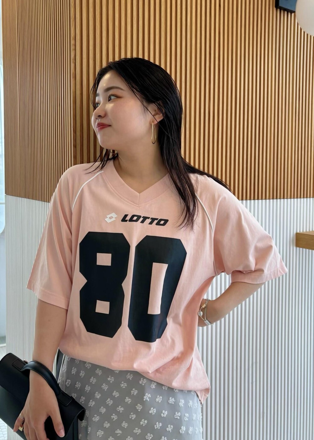 「154㎝、リラックスパンツ、コラボ、LOTTO、Tシャツ、ロゴ、半袖、プリント、グレー、パンツ、ワイド、十分丈、ストレート、サンダル、ヒール」｜「Juzeのストラップヒールサンダル（サンダル、ホワイト系）」を使った、MAIさん（レディース・154cm）の夏コーディネートの5枚目の写真