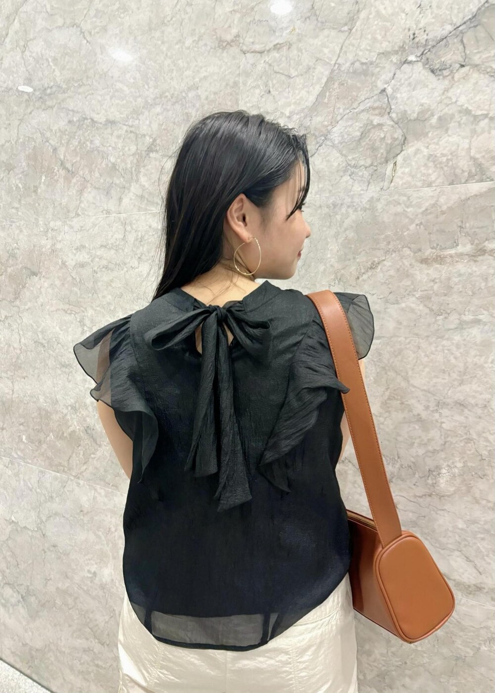 「154㎝、着映え、シアー、リボン、スポーツミックス、コラボ、カーゴパンツ、ショルダーバッグ、ブラック、ノースリーブ、パンツ、サンダル、ヒール、ストラップ、VIS」｜「VISの横長ショルダーバッグ（ショルダーバッグ、ブラウン系）」を使った、MAIさん（レディース・154cm）の夏コーディネートの4枚目の写真