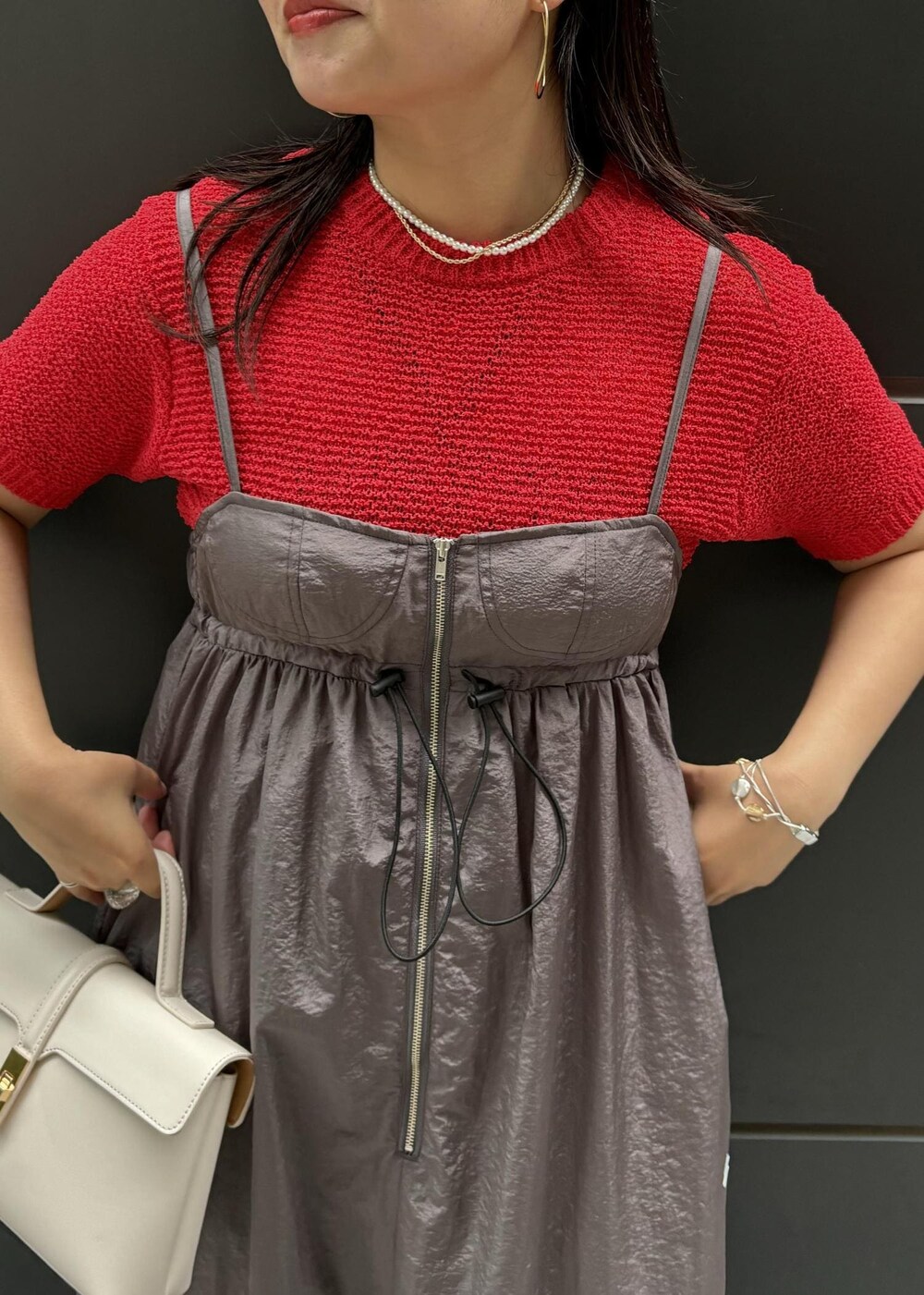 「154㎝、体型カバー、お出かけ、LOTTO、キャミワンピ、スクエア、Tシャツ、レッド、半袖、クルーネック、グレー、ロング、ワンピース、キャミソール、サンダル」｜「VISの【追加/新色】【2WAY】ひねり金具ワンハンドルミニショルダーバッグ（ショルダーバッグ、ホワイト系）」を使った、MAIさん（レディース・154cm）の夏コーディネートの5枚目の写真