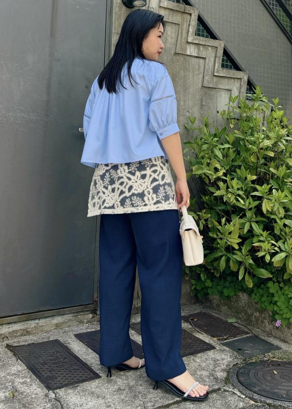 「154㎝、体型カバー、レイヤード、ハンドバッグ、ミニ、ブルー、シャツ、半袖、ライトブルー、パンツ、ネイビー、ワイド、十分丈、サンダル、ヒール」｜「VISの【追加/新色】【2WAY】ひねり金具ワンハンドルミニショルダーバッグ（ショルダーバッグ、ホワイト系）」を使った、MAIさん（レディース・154cm）の夏コーディネートの3枚目の写真