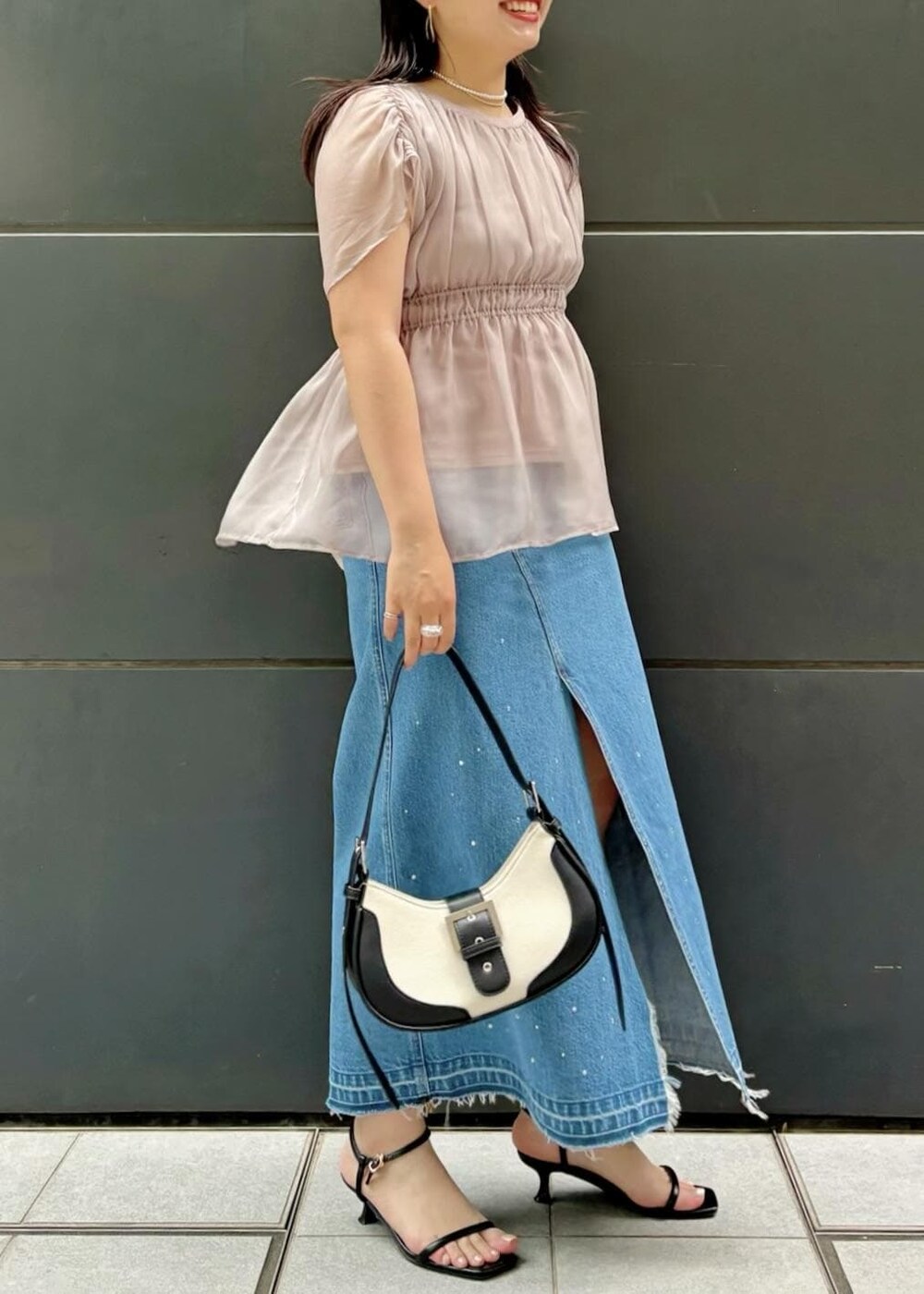「154㎝、体型カバー、タイトスカート、ハンドバッグ、ミニ、ブラウス、半袖、クルーネック、シフォン、シアー、フレンチスリーブ、ピンクベージュ、パンツ、ブルー、デニム」｜「Juzeのストラップヒールサンダル（サンダル、ブラック系）」を使った、MAIさん（レディース・154cm）の夏コーディネートの2枚目の写真