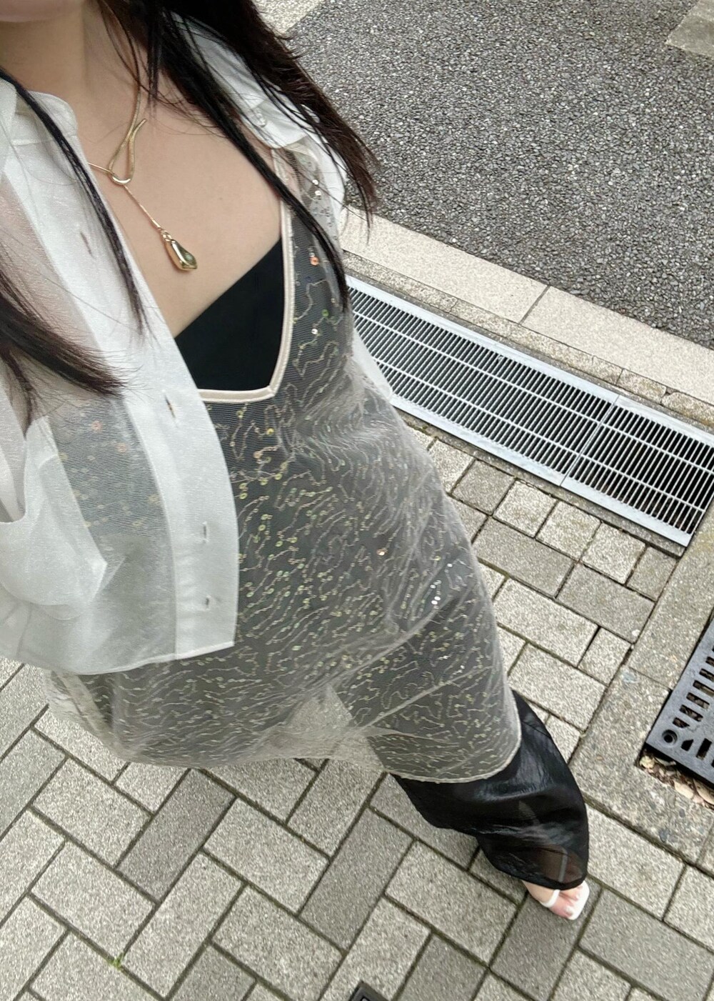 「154㎝、ワンピース、シアー、スパンコール、カーゴ、レイヤードコーデ、ホワイト、長袖、シャツ、ブラック、パンツ、ワイド、サンダル、ヒール、ストラップ」｜「Juzeのストラップヒールサンダル（サンダル、ホワイト系）」を使った、MAIさん（レディース・154cm）の夏コーディネートの4枚目の写真