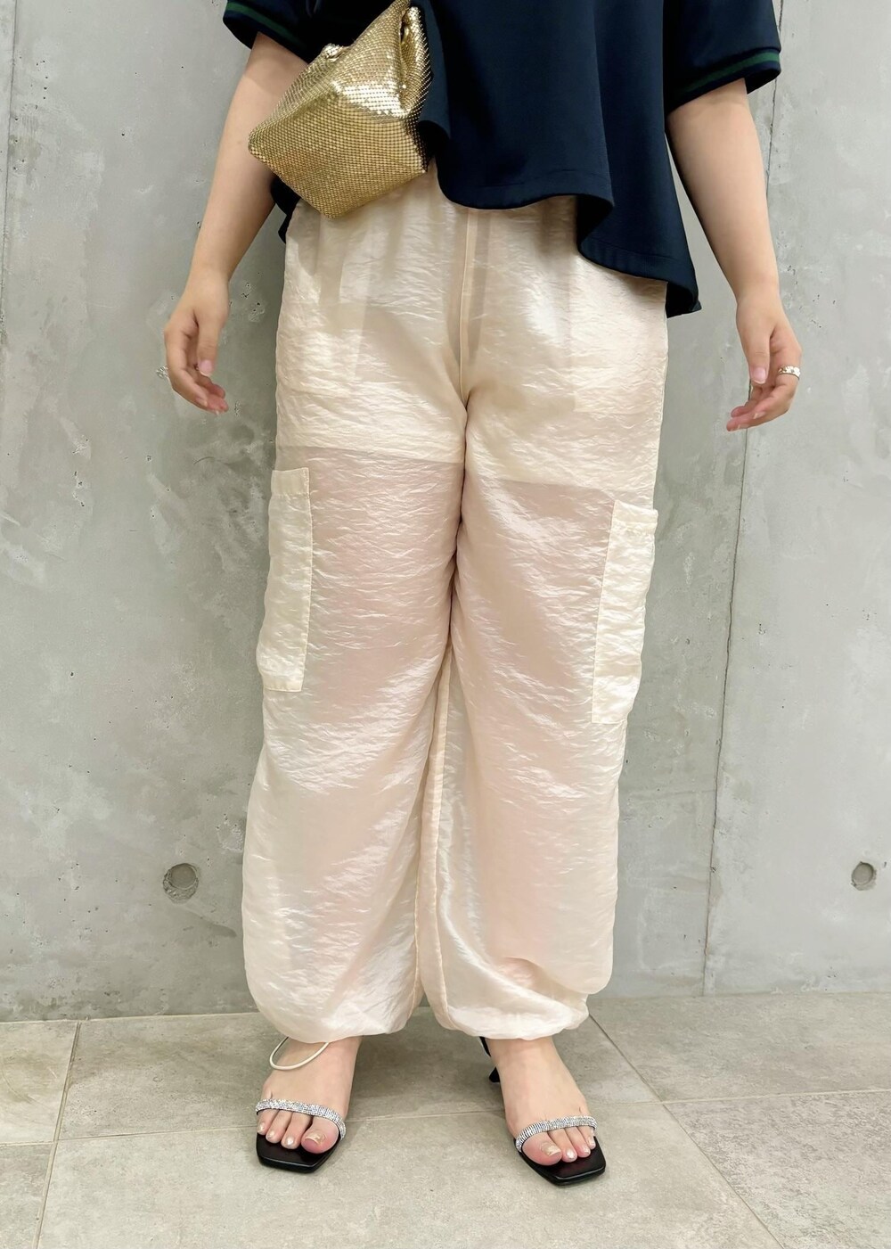 「154㎝、ポロ、パンツ、ヒール、ストラップ、ストラップサンダル、初夏コーデ、夏コーデ、初秋コーデ、お出かけコーデ、スポーツミックス、大人カジュアル、パンツスタイル、体型カバー、カジュアルコーデ」｜「VISのメタルメッシュ巾着ショルダーバッグ（ショルダーバッグ、ゴールド系）」を使った、MAIさん（レディース・154cm）の夏コーディネートの9枚目の写真