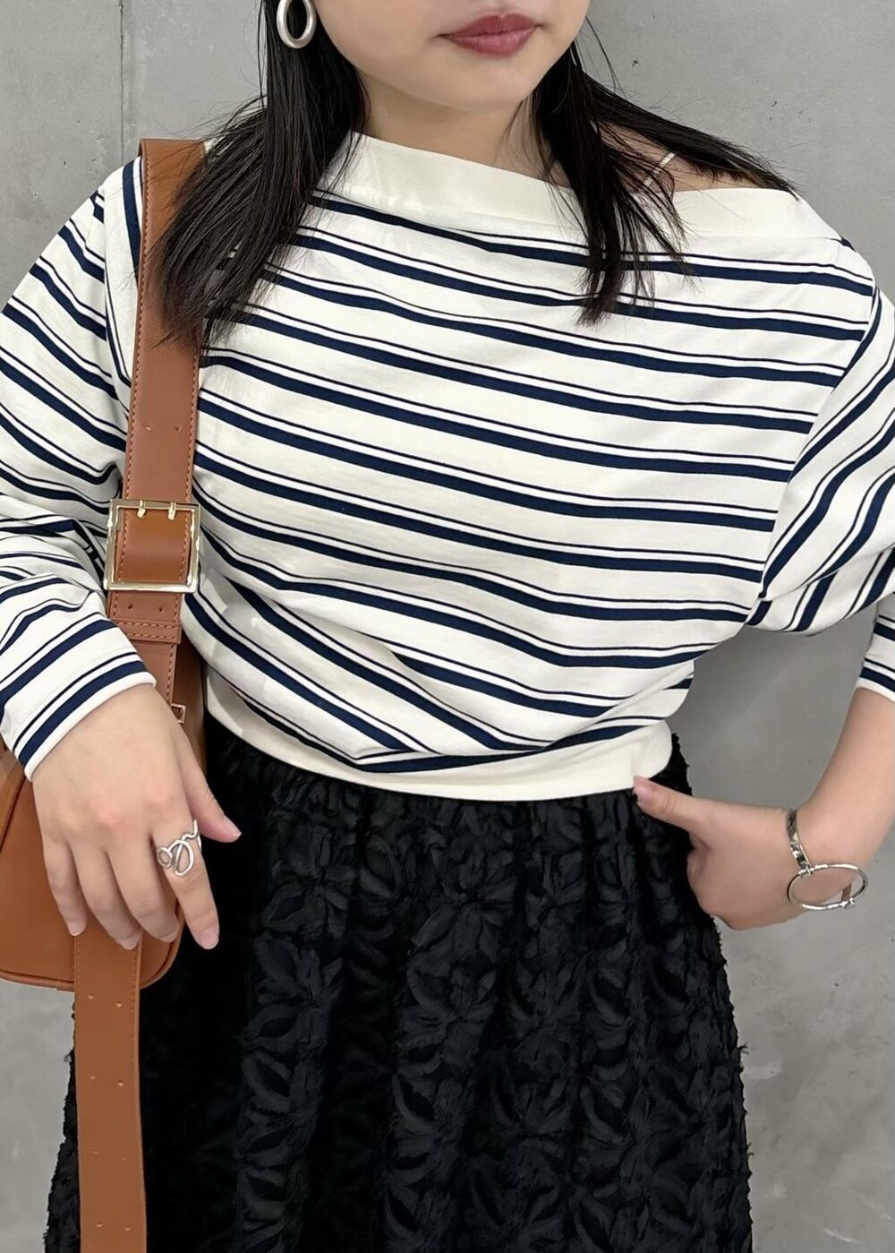 「154㎝、春コーデ、オフショル、お出かけ、スカート、ブラック、ホワイト、プルオーバー、カットソー、クルーネック、ボーダー、花柄、総柄、サンダル、フラット」｜「VISの刺繍ロゴキャップ（キャップ、レッド系）」を使った、MAIさん（レディース・154cm）の冬コーディネートの5枚目の写真