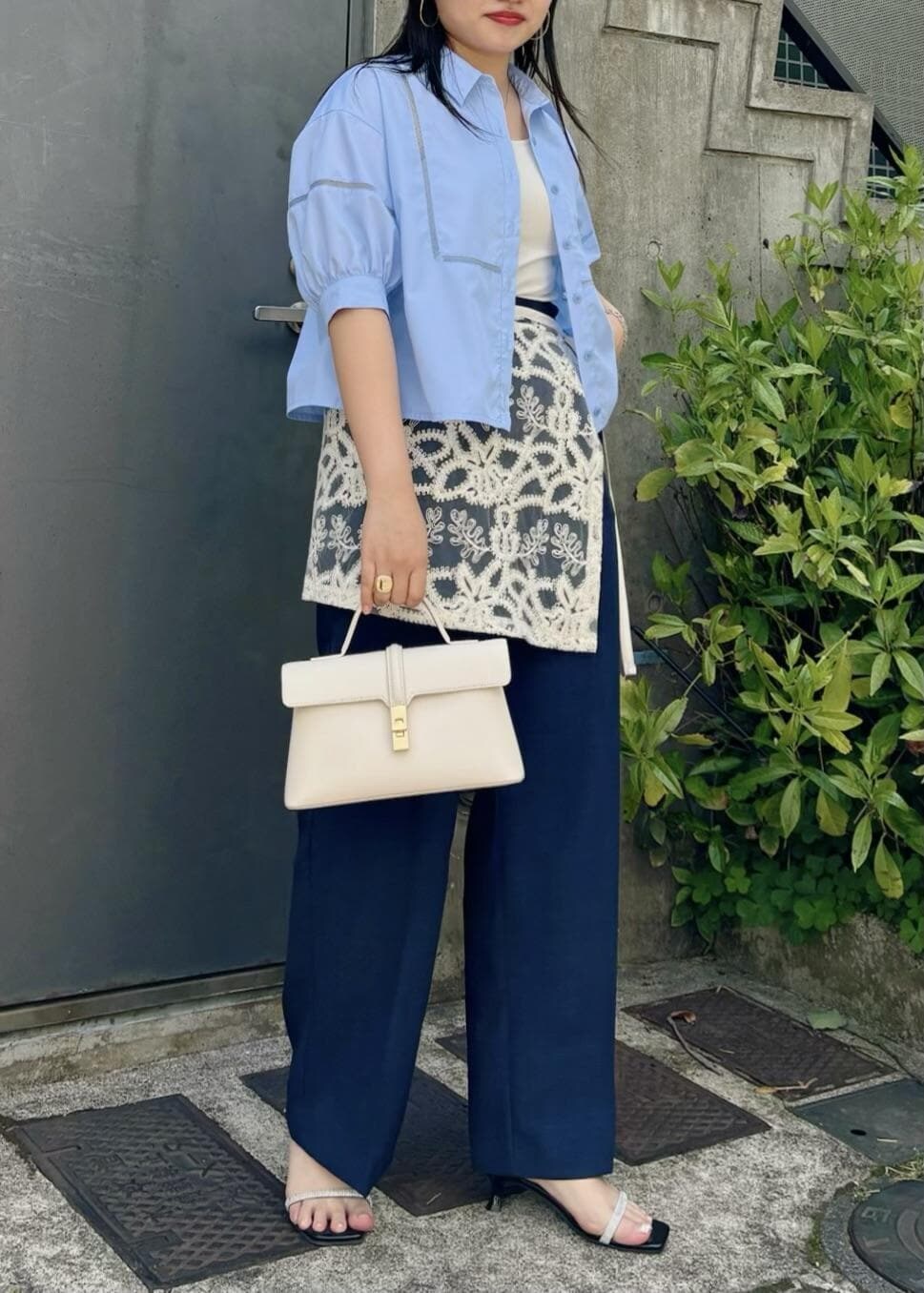 「154㎝、体型カバー、レイヤード、ハンドバッグ、ミニ、ブルー、シャツ、半袖、ライトブルー、パンツ、ネイビー、ワイド、十分丈、サンダル、ヒール」｜「VISの【追加/新色】【2WAY】ひねり金具ワンハンドルミニショルダーバッグ（ショルダーバッグ、ホワイト系）」を使った、MAIさん（レディース・154cm）の夏コーディネートの2枚目の写真