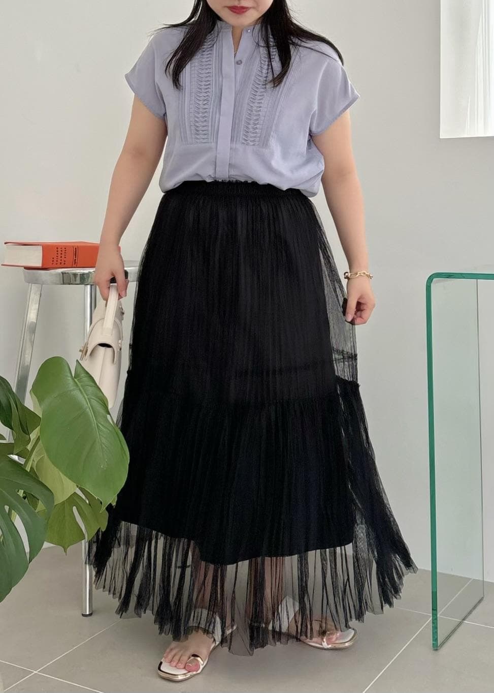 「154㎝、お出かけ、夏ブラウス、ハット、つば広ハット、ホワイト、ハンドバッグ、ミニ、ブルー、ブラウス、フレンチスリーブ、スカート、ロング、プリーツ、マキシ」｜「VISの【追加/新色】【2WAY】ひねり金具ワンハンドルミニショルダーバッグ（ショルダーバッグ、ホワイト系）」を使った、MAIさん（レディース・154cm）の春コーディネートの4枚目の写真