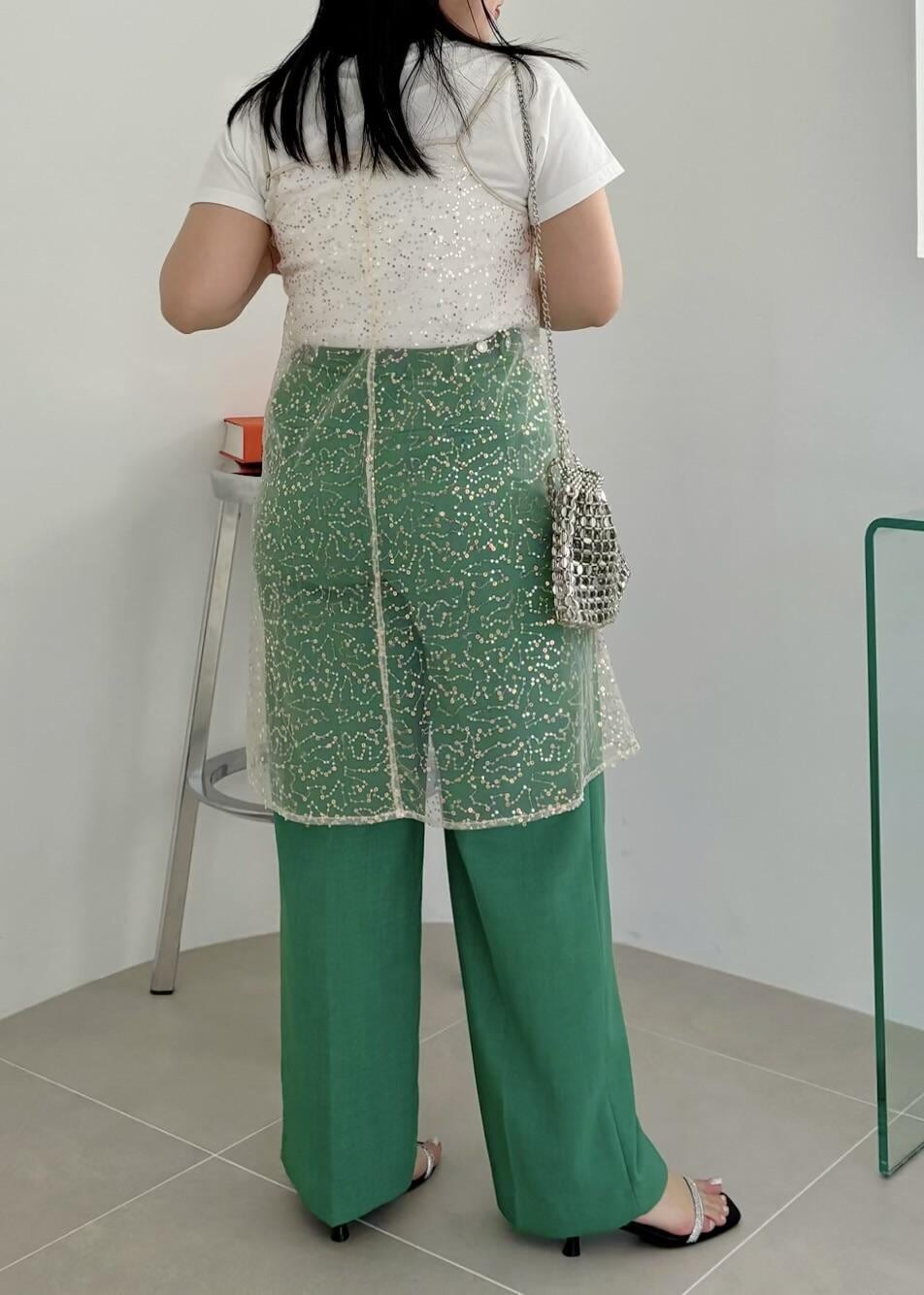 「154㎝、レイヤード、ワンピース、スパンコール、美easy、ホワイト、Tシャツ、半袖、パンツ、ワイド、グリーン、サンダル、ヒール、ストラップ、ストラップサンダル」｜「VISの【2WAY】ビーズショルダーバッグ（ショルダーバッグ、シルバー系）」を使った、MAIさん（レディース・154cm）の春コーディネートの3枚目の写真