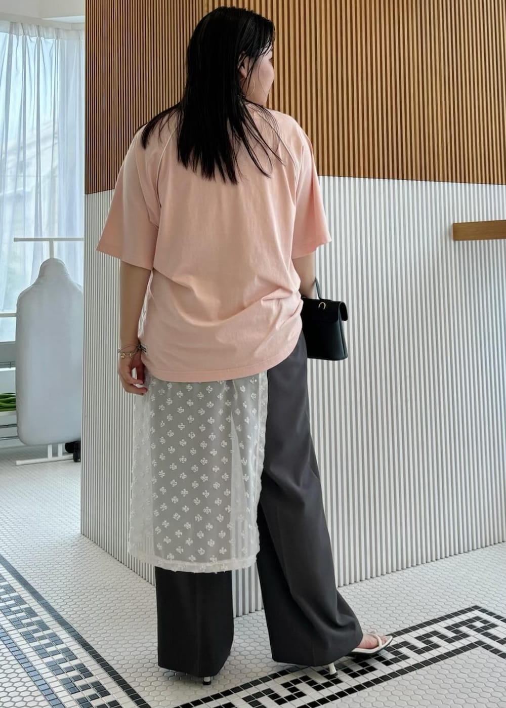 「154㎝、リラックスパンツ、コラボ、LOTTO、Tシャツ、ロゴ、半袖、プリント、グレー、パンツ、ワイド、十分丈、ストレート、サンダル、ヒール」｜「Juzeのストラップヒールサンダル（サンダル、ホワイト系）」を使った、MAIさん（レディース・154cm）の夏コーディネートの3枚目の写真
