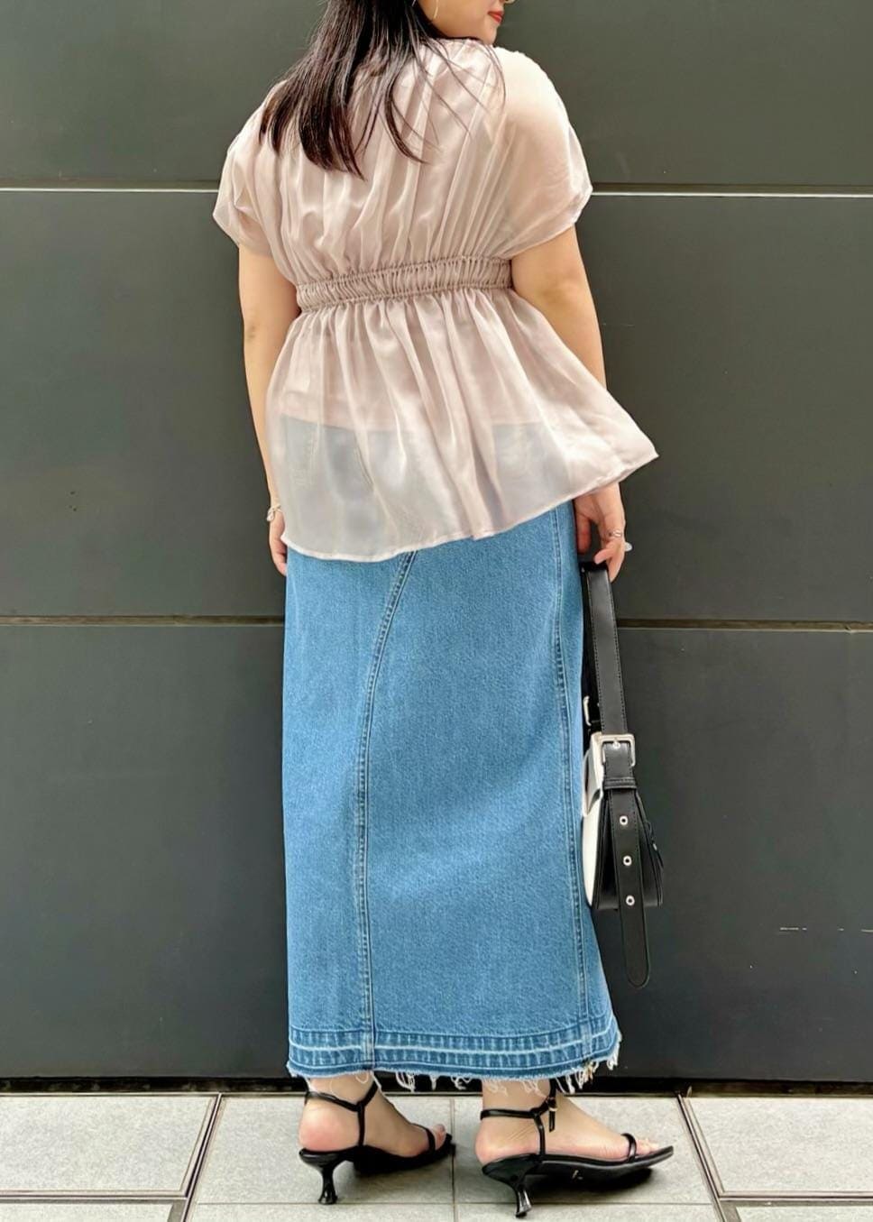 「154㎝、体型カバー、タイトスカート、ハンドバッグ、ミニ、ブラウス、半袖、クルーネック、シフォン、シアー、フレンチスリーブ、ピンクベージュ、パンツ、ブルー、デニム」｜「Juzeのストラップヒールサンダル（サンダル、ブラック系）」を使った、MAIさん（レディース・154cm）の夏コーディネートの3枚目の写真