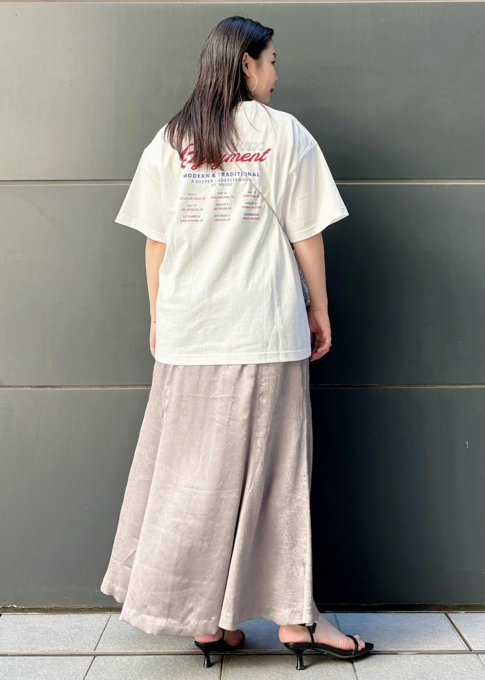 「154㎝、ショルダーバッグ、シルバー、ミニ、チェーンバッグ、ホワイト、Tシャツ、ロゴ、半袖、ヒール、ストラップ、ストラップサンダル、ローヒール、初夏コーデ、夏コーデ」｜「Juzeのストラップヒールサンダル（サンダル、ブラック系）」を使った、MAIさん（レディース・154cm）の夏コーディネートの4枚目の写真