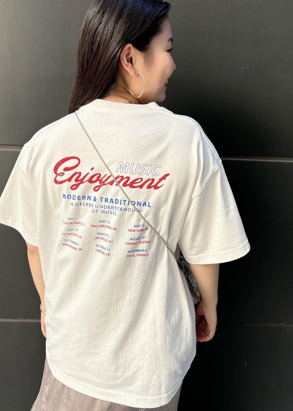 「154㎝、ショルダーバッグ、シルバー、ミニ、チェーンバッグ、ホワイト、Tシャツ、ロゴ、半袖、ヒール、ストラップ、ストラップサンダル、ローヒール、初夏コーデ、夏コーデ」｜「Juzeのストラップヒールサンダル（サンダル、ブラック系）」を使った、MAIさん（レディース・154cm）の夏コーディネートの8枚目の写真