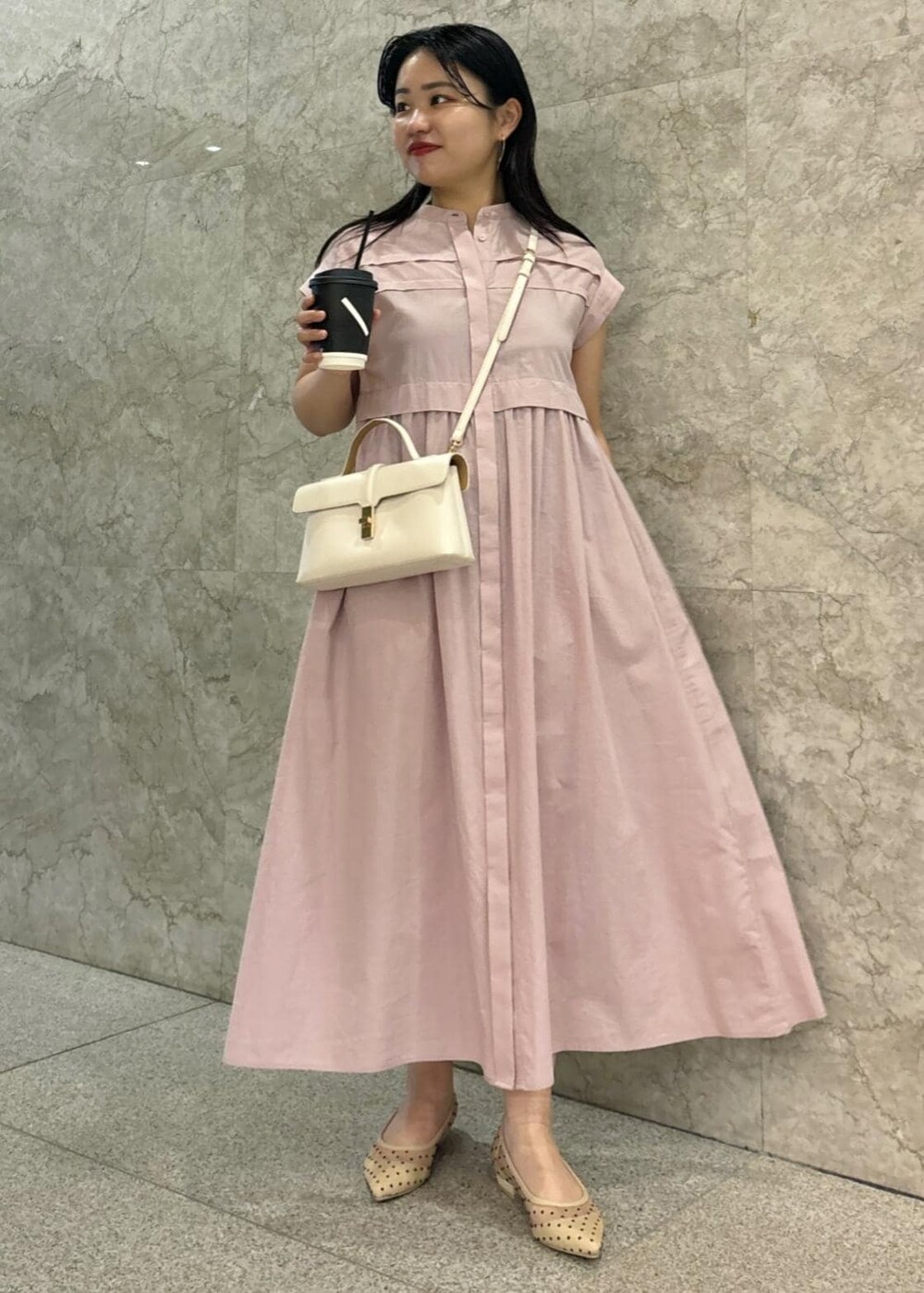 「154㎝、お出かけ、ワンピース、ピンク、フェミニン、キレイ目、VIS、低身長、骨格ストレート、ブルベ」｜「VISの【追加/新色】【2WAY】ひねり金具ワンハンドルミニショルダーバッグ（ショルダーバッグ、ホワイト系）」を使った、MAIさん（レディース・154cm）の春コーディネートの2枚目の写真