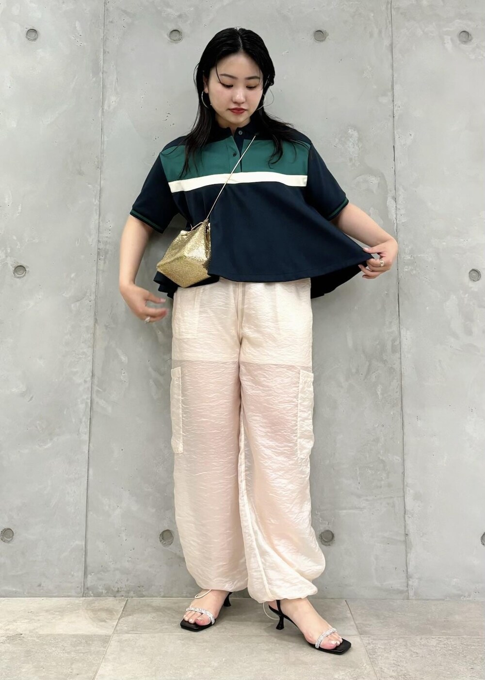 「154㎝、ポロ、パンツ、ヒール、ストラップ、ストラップサンダル、初夏コーデ、夏コーデ、初秋コーデ、お出かけコーデ、スポーツミックス、大人カジュアル、パンツスタイル、体型カバー、カジュアルコーデ」｜「VISのメタルメッシュ巾着ショルダーバッグ（ショルダーバッグ、ゴールド系）」を使った、MAIさん（レディース・154cm）の夏コーディネートの2枚目の写真